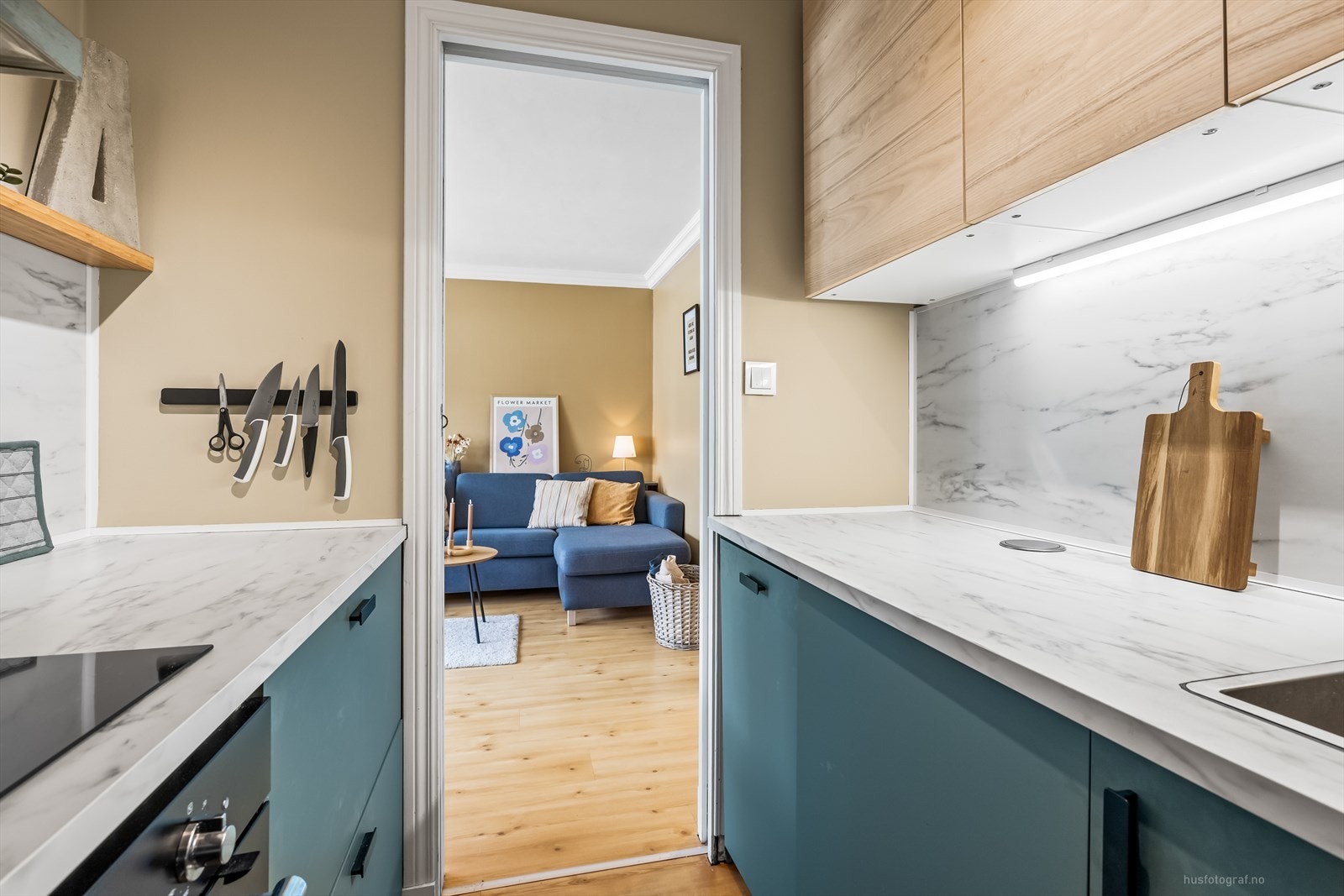 Kjøkkenet fra 2022 har et stilrent og moderne design med slette fronter og slitesterk benkeplate. Galleribilde