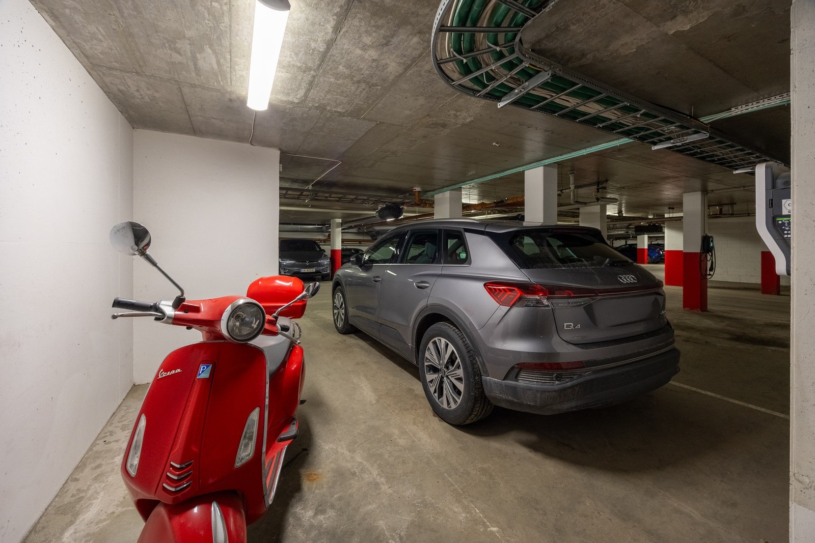 Bruksrett til stor og romslig parkeringsplass. Galleribilde