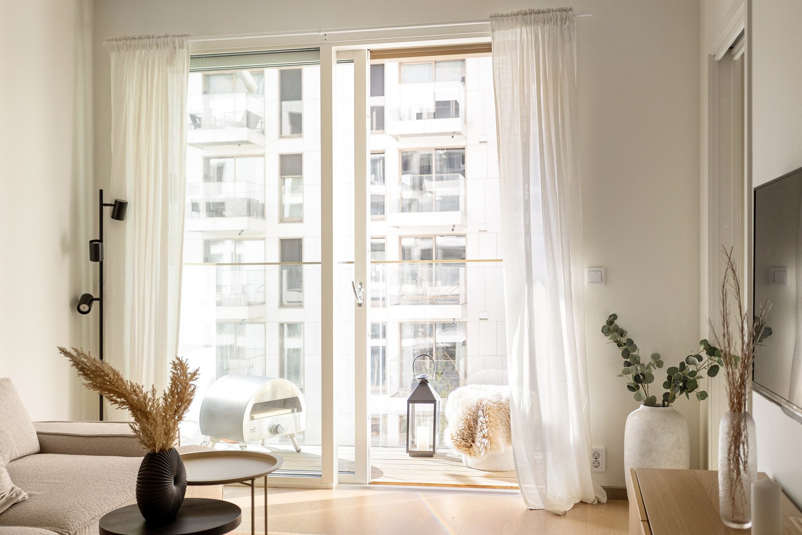 Leiligheten har balansert ventilasjon med varmegjenvinning, og en ny skyvebalkongdør med 3-lags glass fra 2023 sikrer et behagelig inneklima. Galleribilde