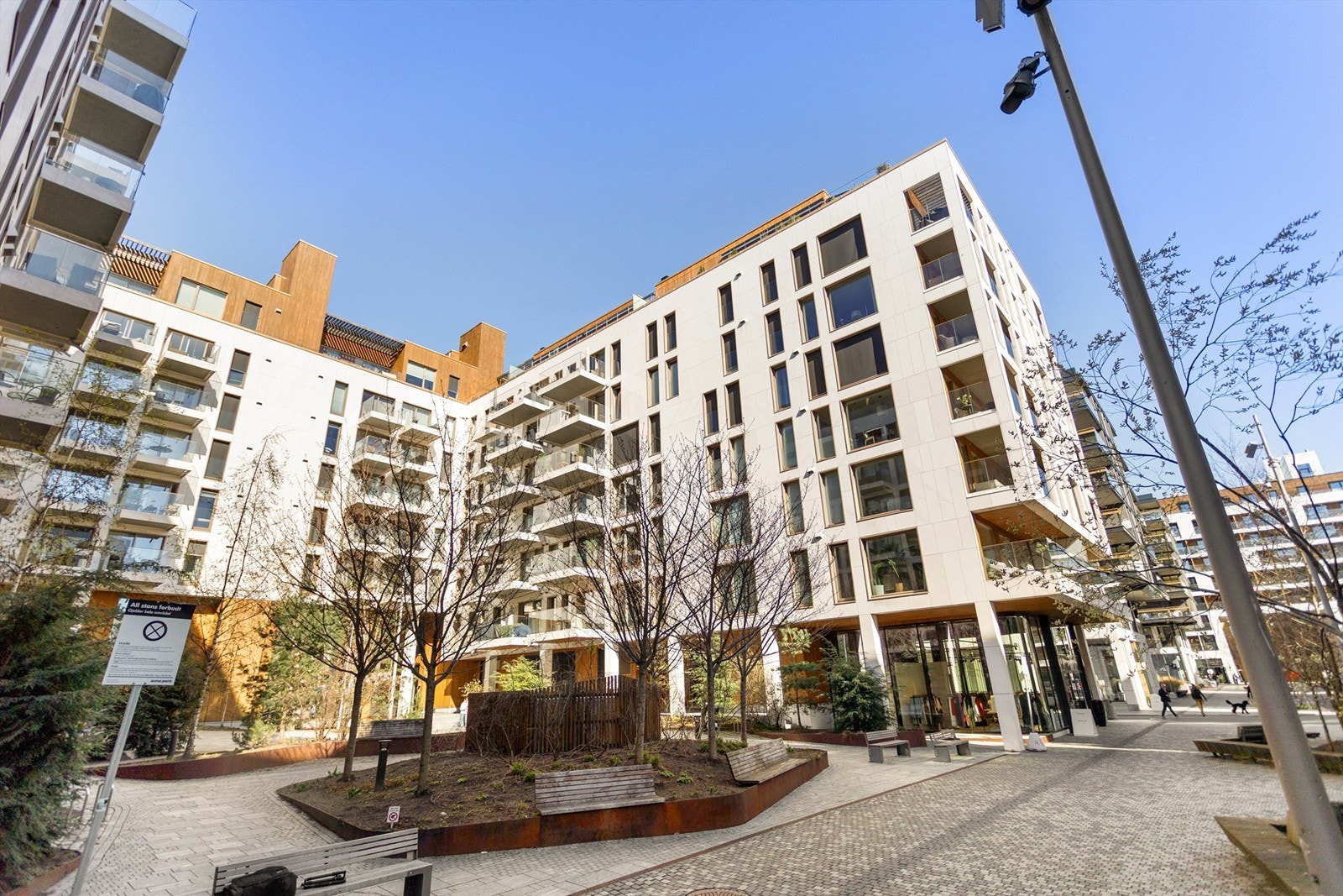 Eiendommen er en del av et moderne boligkompleks fra 2019, med heisadkomst til leiligheten i 4. etasje. Galleribilde