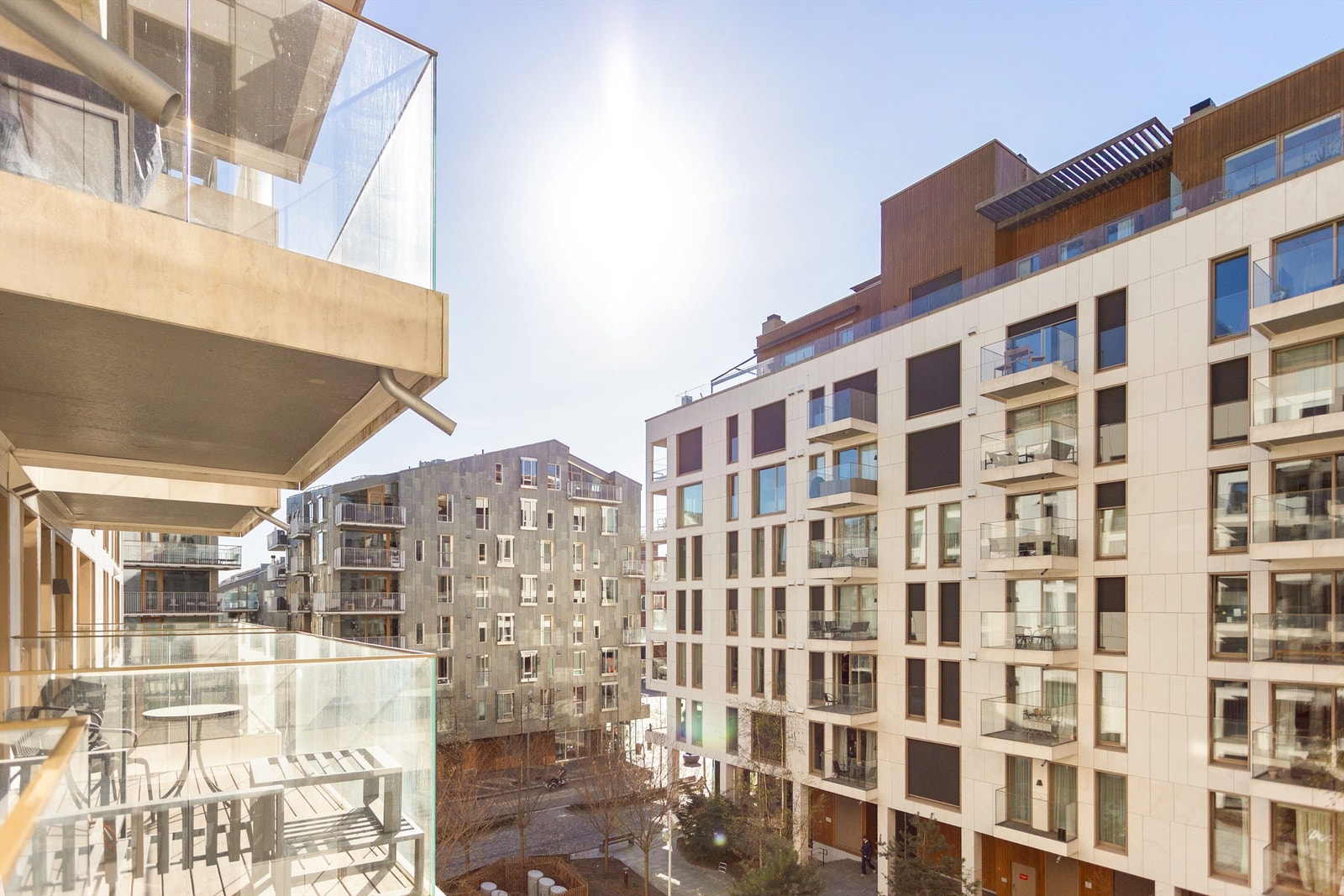 Fra den vestvendte balkongen ser du ut over et rolig og pent opparbeidet gårdsrom, tilbaketrukket fra byens puls, men med alt Bjørvika har å by på rett utenfor døren. Galleribilde