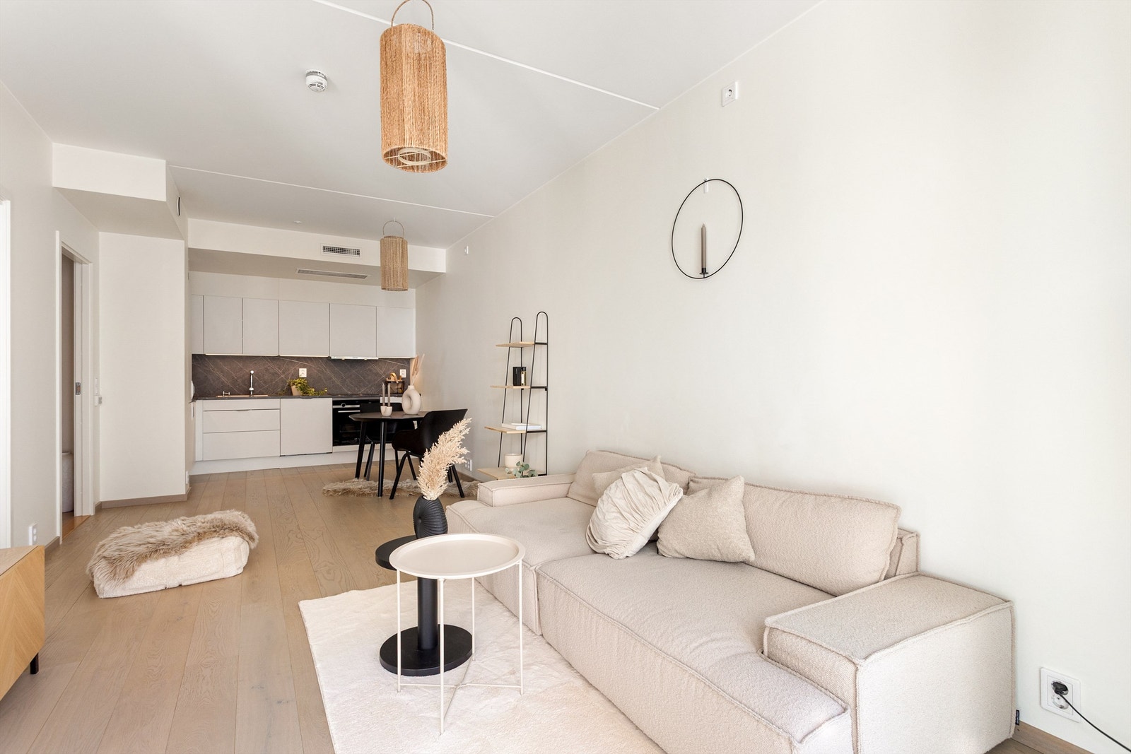Den generøse takhøyden på 2,68 meter i stuen gir en sjelden romfølelse i en moderne byleilighet. Galleribilde