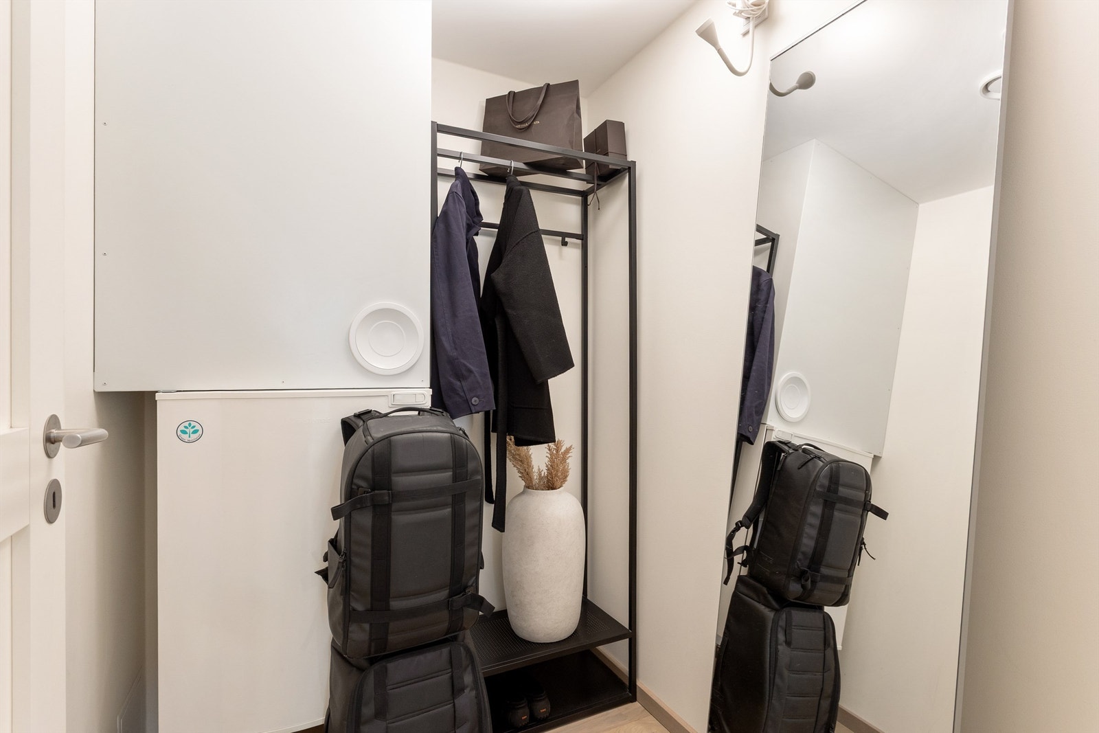 I tilknytning til entréen ligger en praktisk innvendig bod. Leiligheten disponerer også en kjellerbod på ca. 7 m². Galleribilde