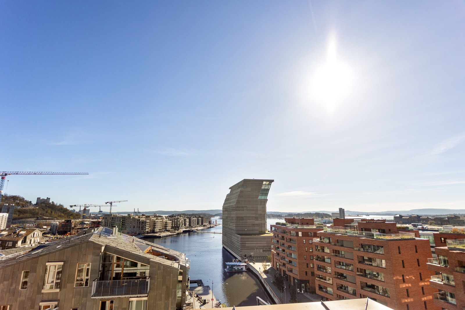 Fra takterrassen har du flott utsikt over Bjørvika, Munchmuseet og Oslofjorden. Galleribilde