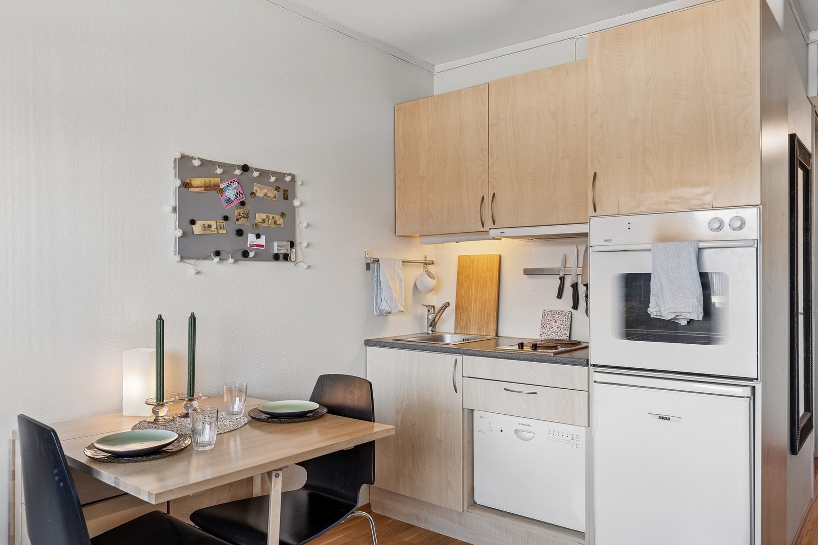 Kjøkken med plass til oppbevaring i over og underskap. Galleribilde