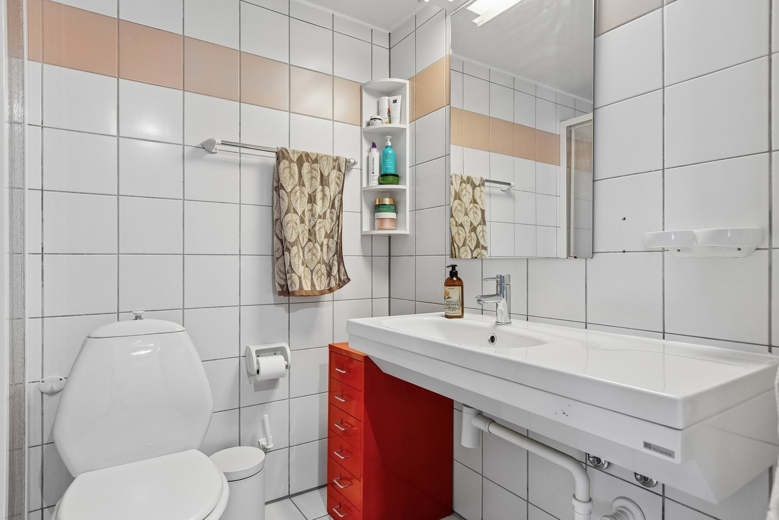 Badet er flislagt og har gulvvarme for ekstra komfort. Galleribilde