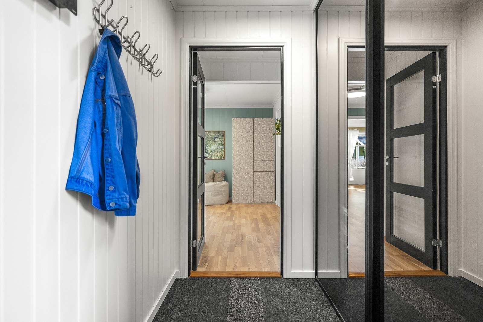 Her er det en praktisk skyvedørsgarderobe, noe som sørger for godt med oppbevaringsplass. Galleribilde