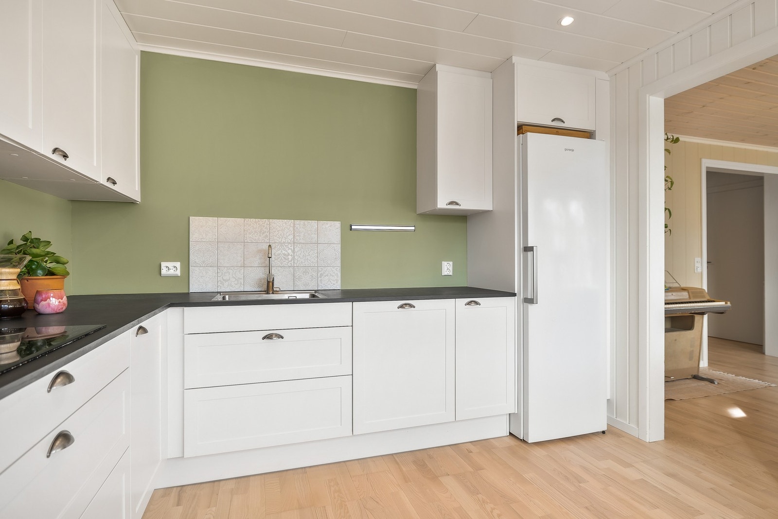 Det er profilerte fronter og benkeplate med laminert overflate. Galleribilde