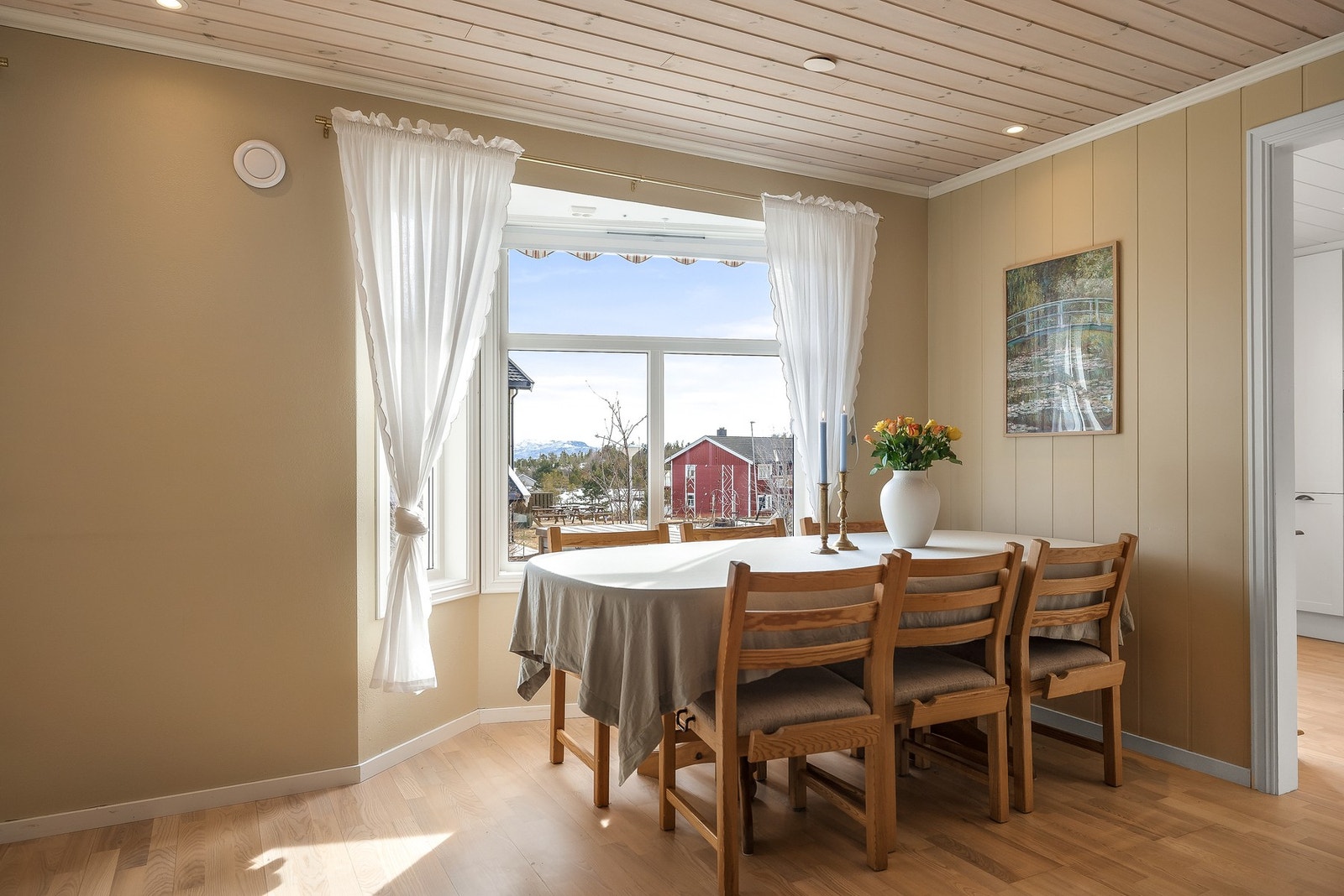 Et naturlig samlingspunkt for hyggelige måltider. Galleribilde