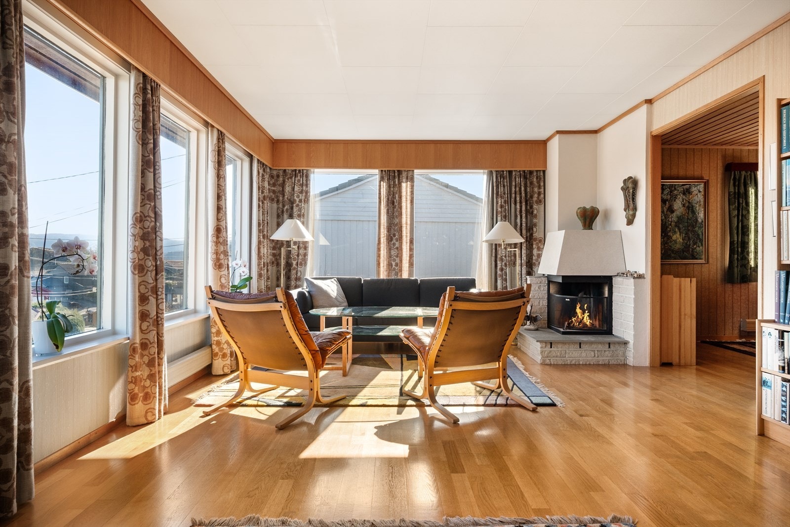Peis gir varme og hygge til kalde dager. Det anbefales å sette inn en rentbrennende innsats. Galleribilde