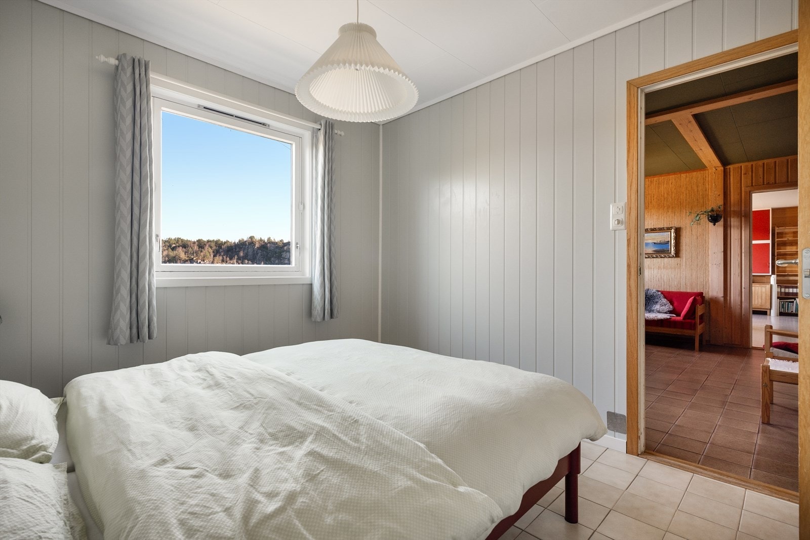 Opprinnelig er boligen tegnet inn- og bygget med utleiedel i underetasjen. Idag fremstår boligen som en familiebolig uten utleiedel. Galleribilde