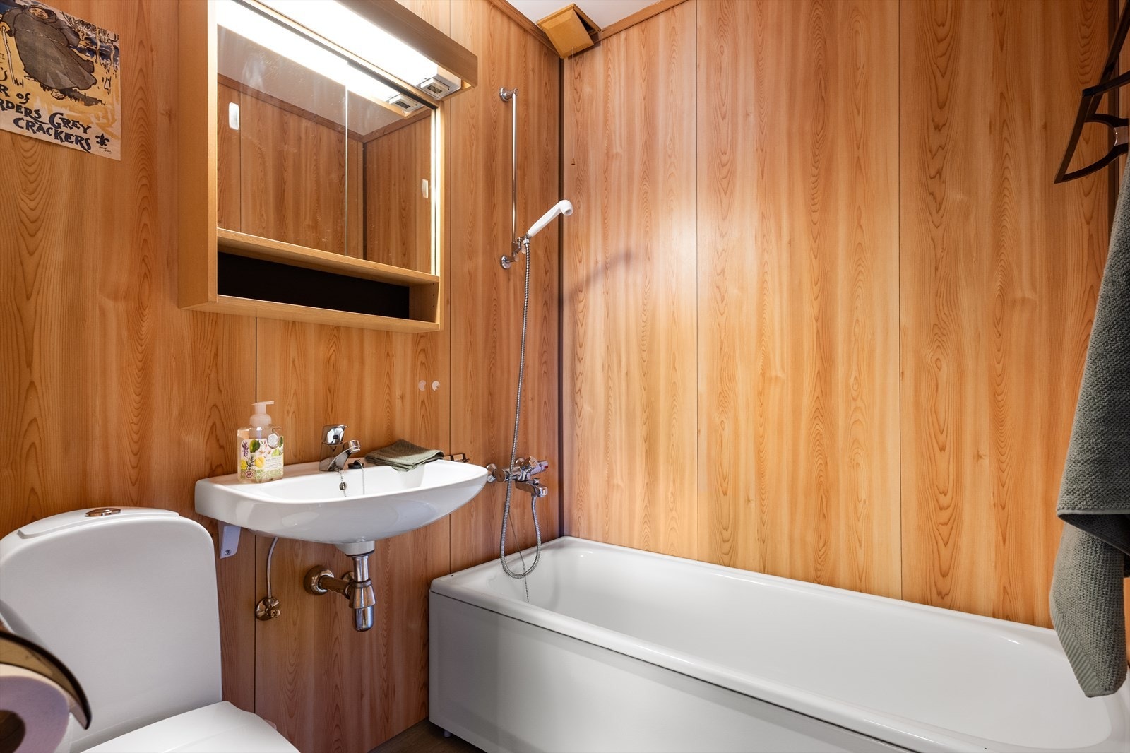 Badet i hovedetasjen har badekar. Galleribilde
