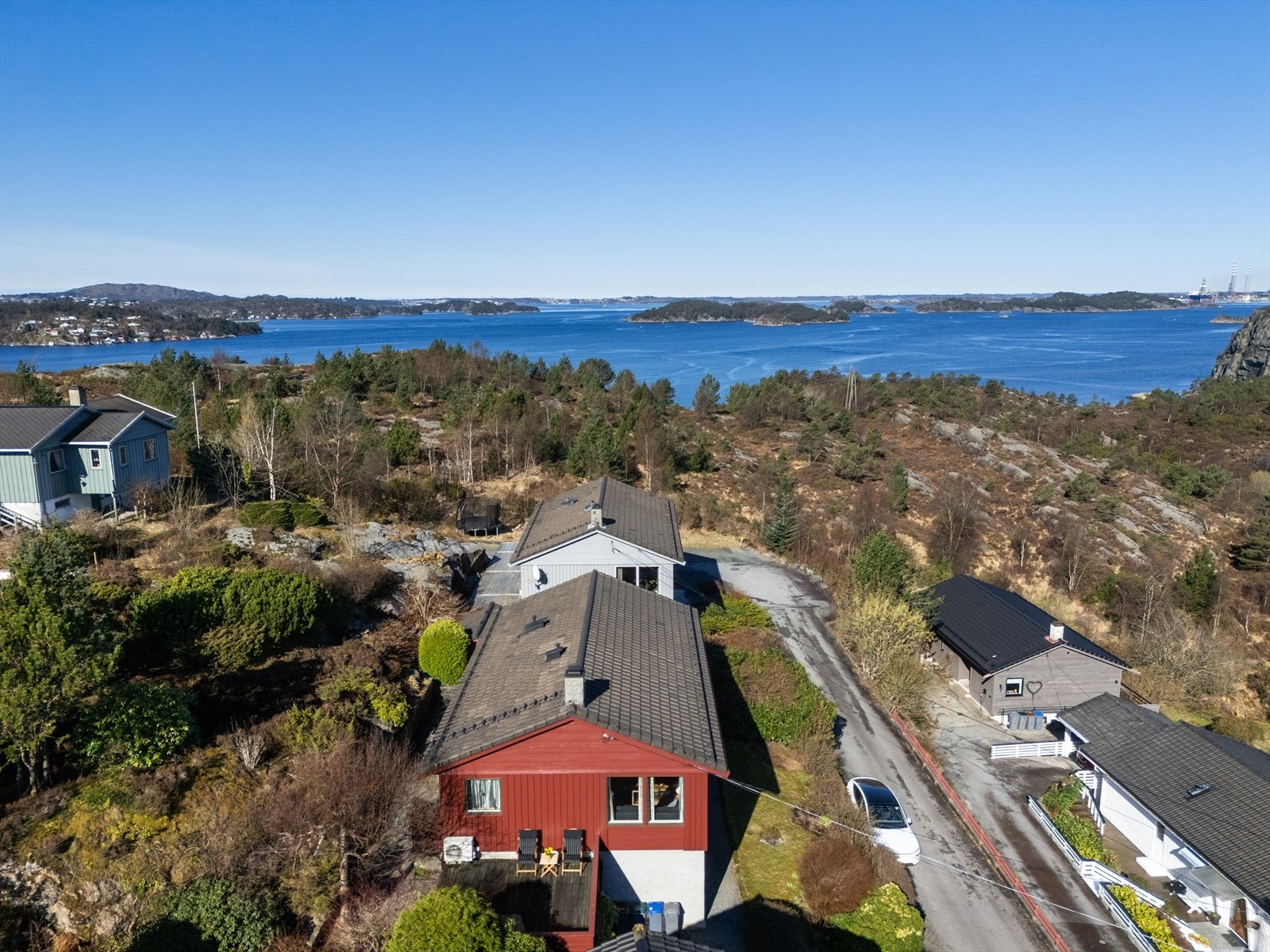 Boligen ligger fint til i et attraktivt og etablert boligområde ute gjennomgangstrafikk på Marikoven. Galleribilde