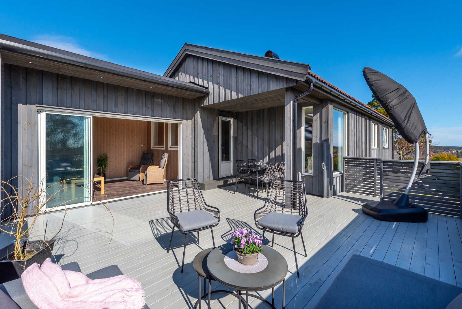 Romslig terrasse med overbygd hagestue som forlenger utesesongen. Galleribilde