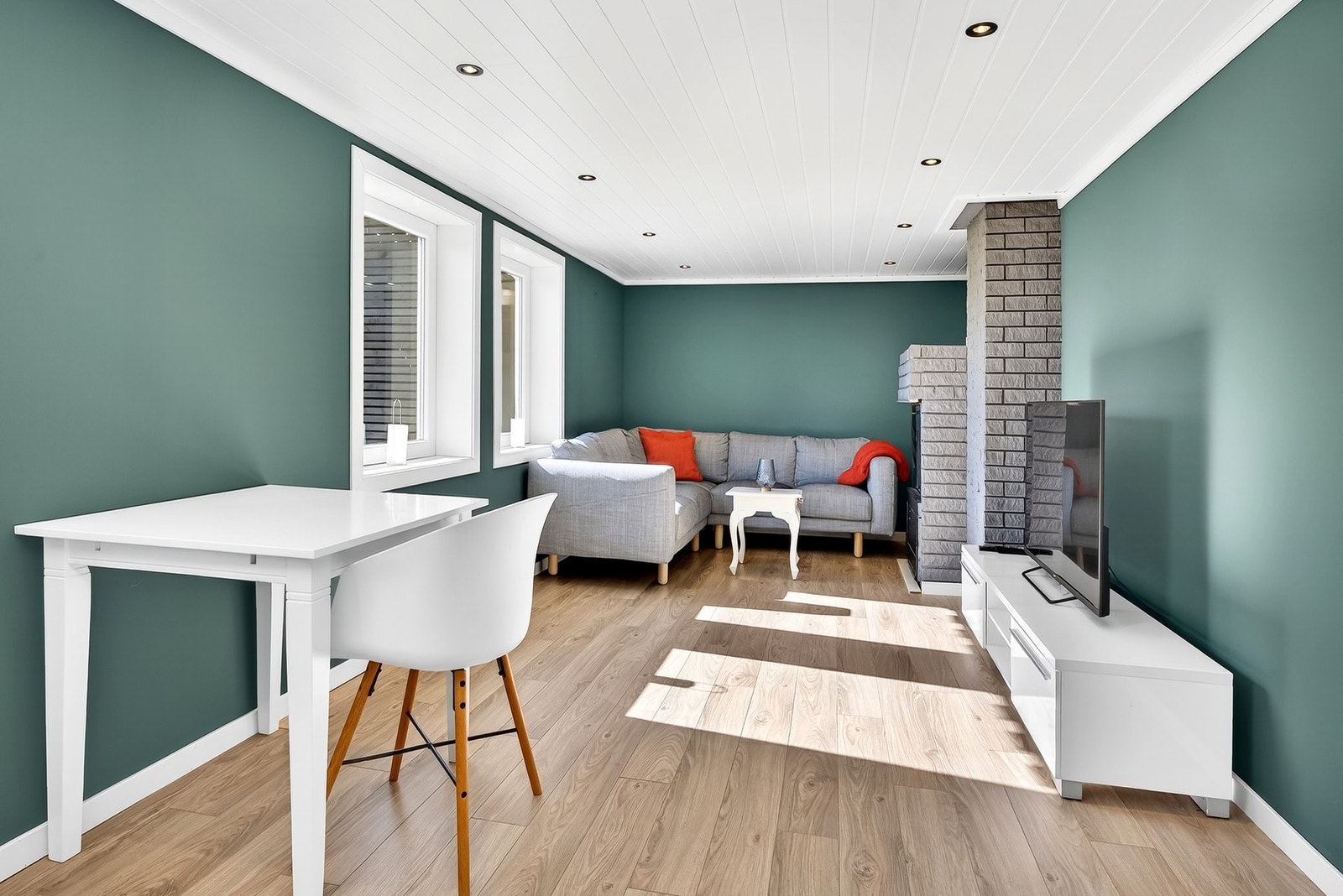 Kjellerstue har laminat på gulv, malte vegger og downlights i tak. Galleribilde