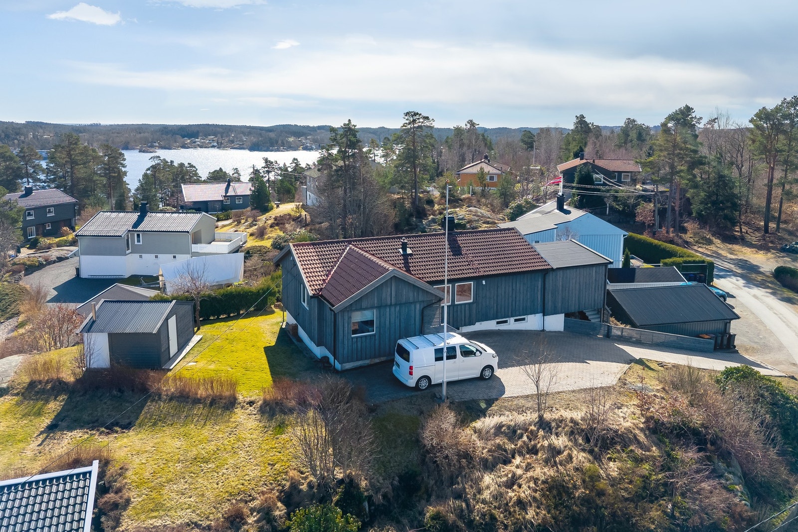 Boligen ligger høyt og fritt. Galleribilde