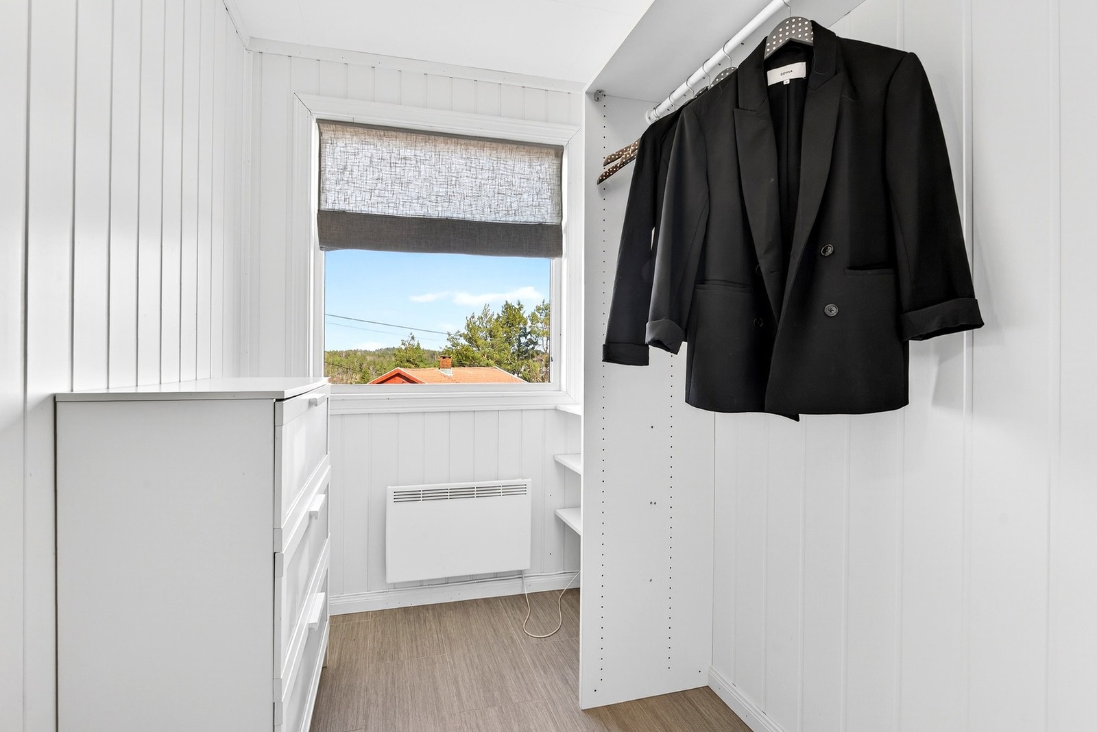 Praktisk garderoberom med god plass til klesoppbevaring. Galleribilde