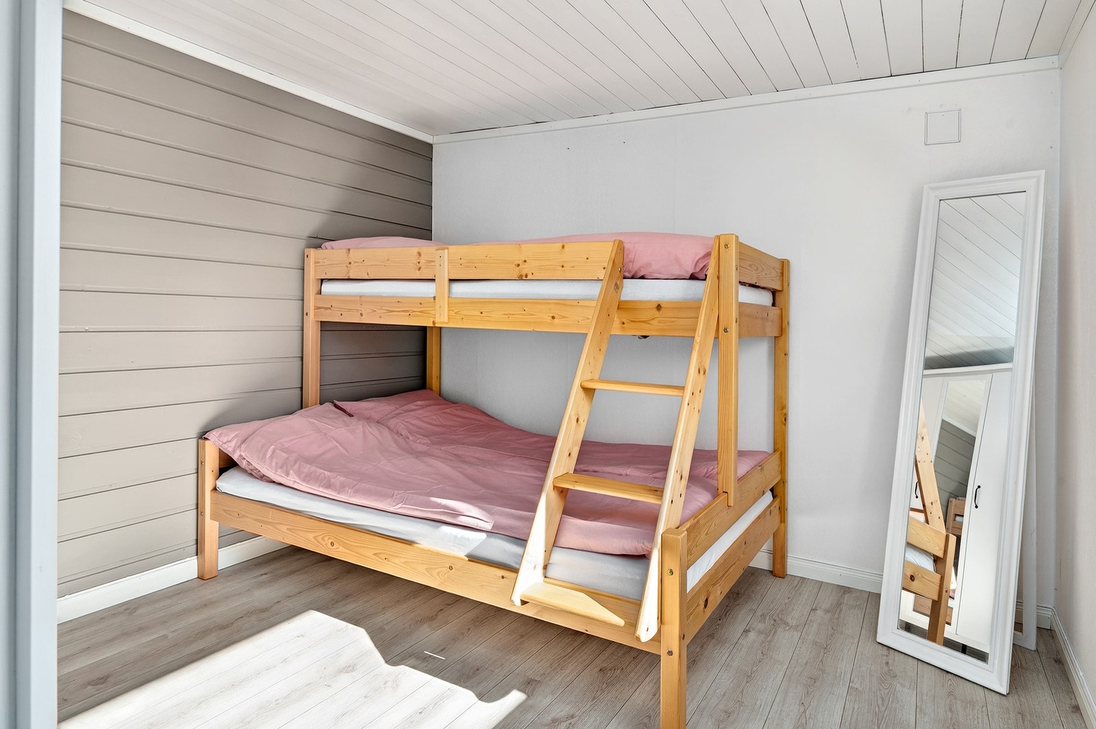 Soverom 3 - romslig med laminat på gulv og malte vegger. Galleribilde