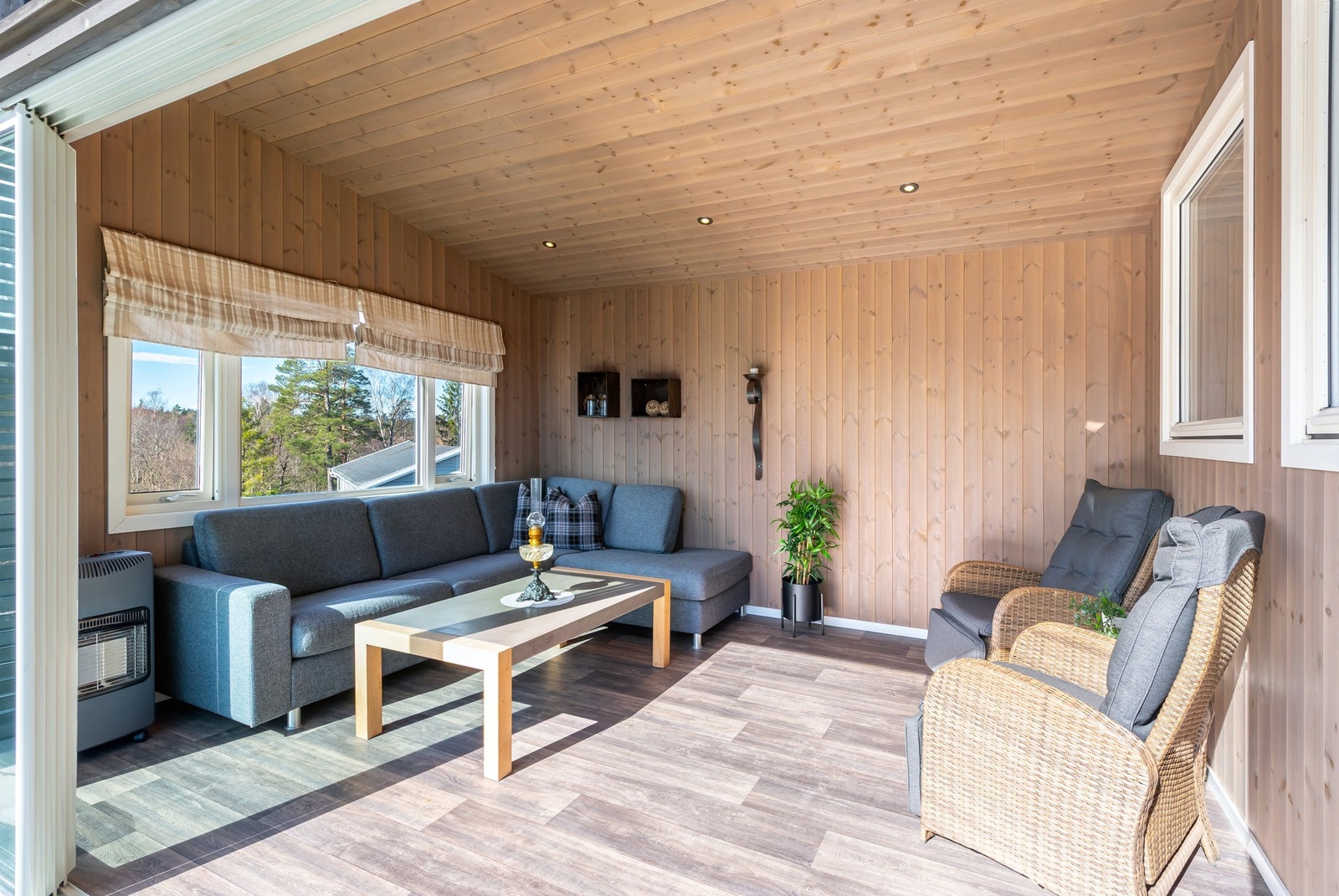 Lun og innbydende hagestue på stor terrasse gir et perfekt sted for ro og samvær. Galleribilde