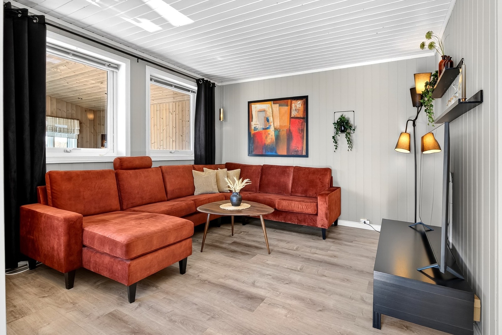 Koselig hjørne i stuen innredet med TV og god plass til avslapning. Galleribilde