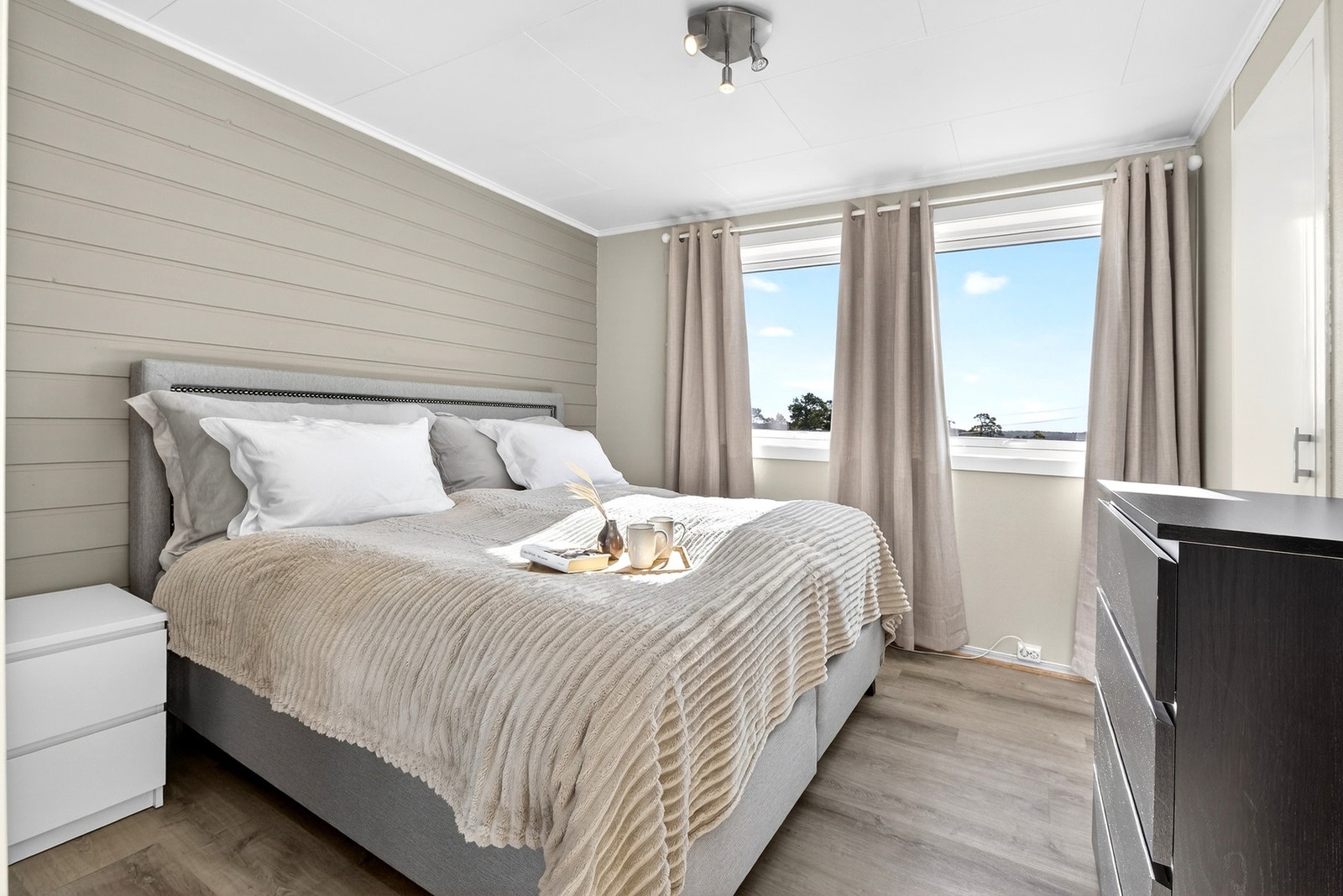 Hovedsoverom - soverom 1. Lyst og trivelig med god plass til dobbeltseng. Galleribilde