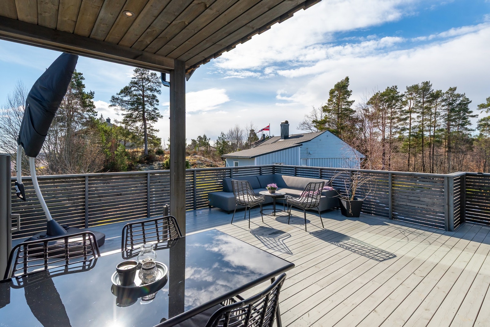 Delvis overbygd terrasse. Galleribilde