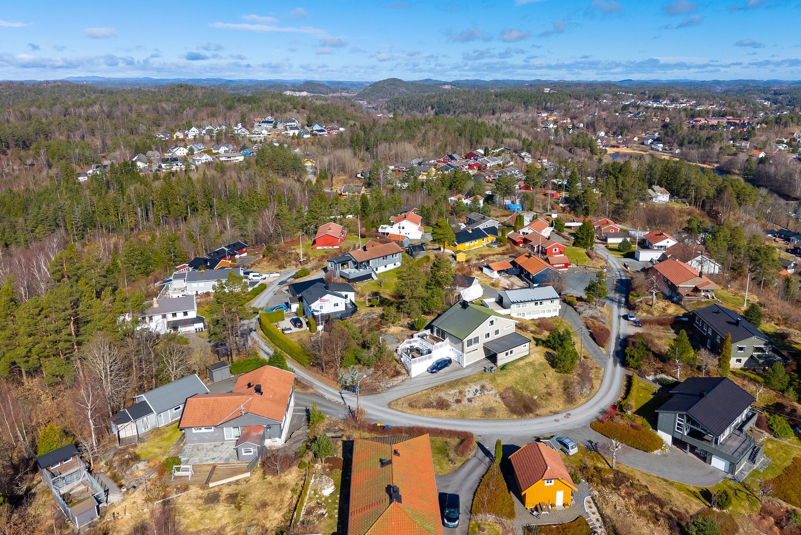 Boligen ligger høyest i feltet med god utsikt og gode solforhold. Galleribilde