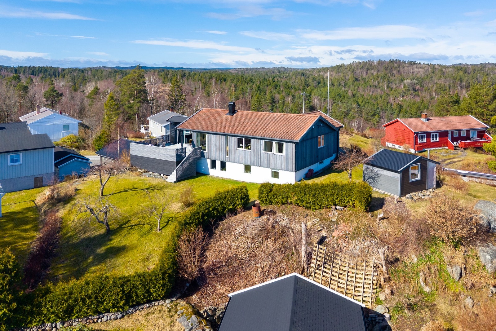 Pent opparbeidet tomt med plen, lite innsyn og gode solforhold. Galleribilde