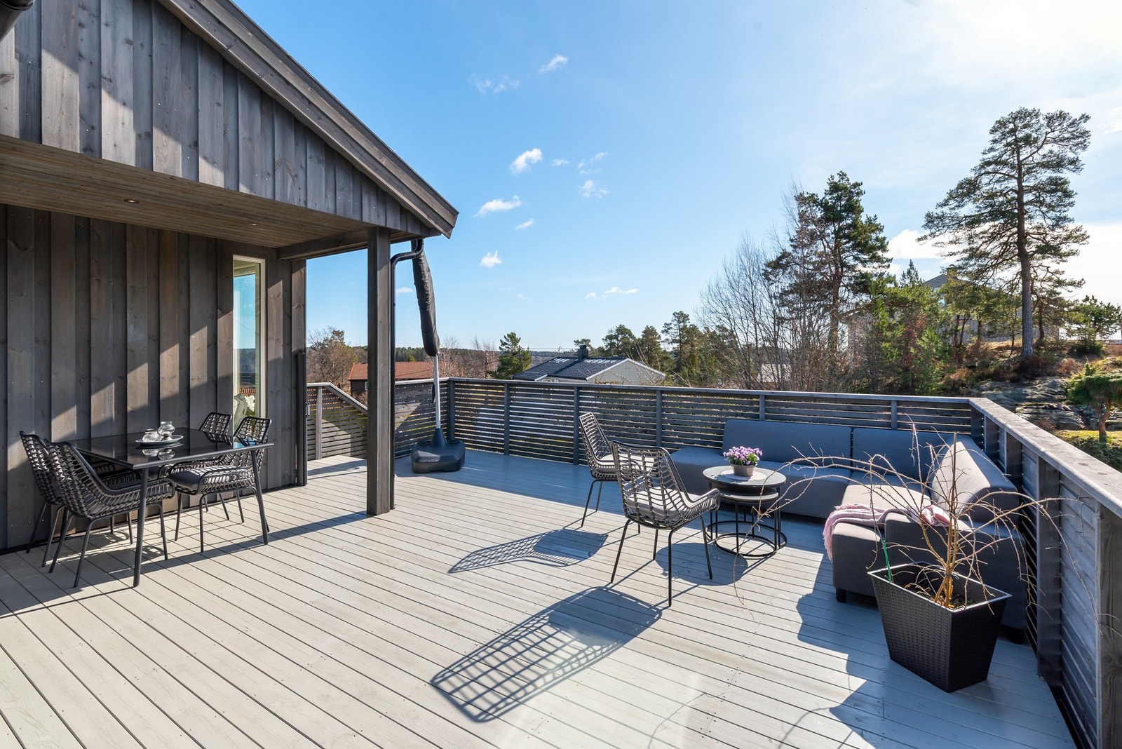 Flott terrasse med god plass til sittegrupper. Galleribilde