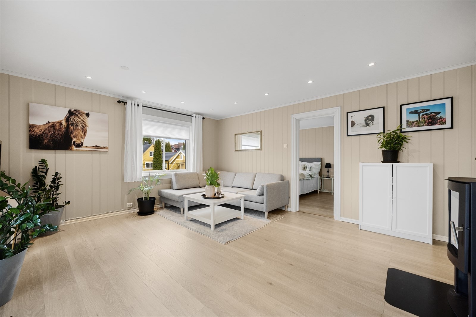Lys og fin stue med store vindusflater. Galleribilde