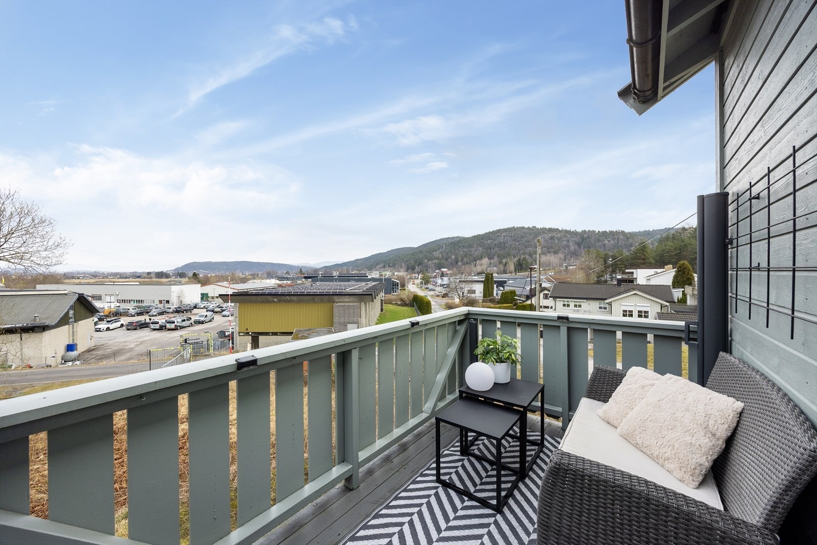 Verandaen har utsikt mot Vallemyrene. Galleribilde