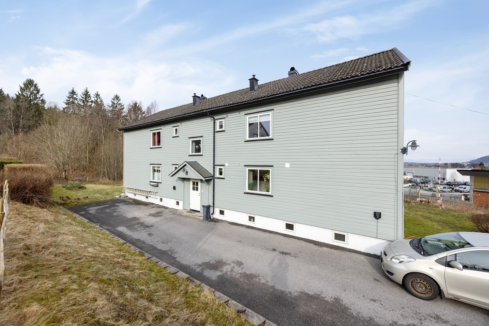 Leiligheten ligger i 2. etasje i firemannsbolig med fint utsyn mot Vallermyrene. Galleribilde