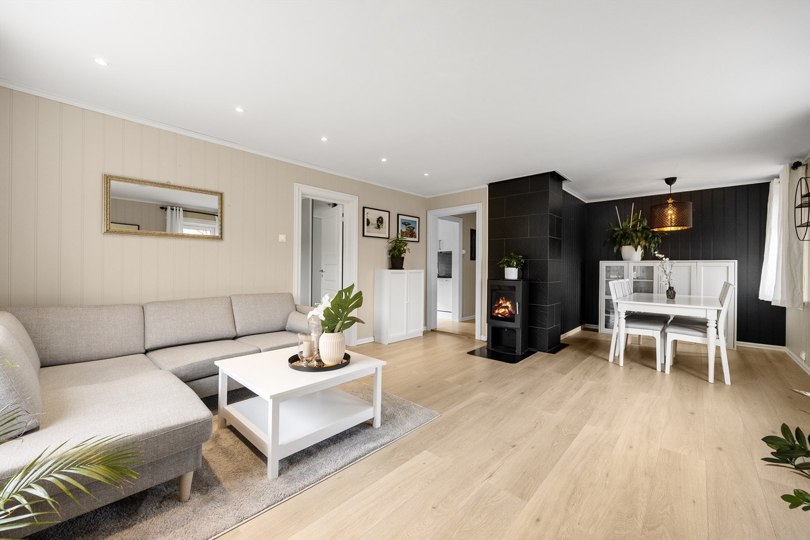 Leiligheten fremstår som en pen og lettstelt 3-roms leilighet i 2. etasje på Floodmyrvegen 8. Leiligheten er romslig med god planløsning og utgang til veranda. Overflater består av laminat på gulv, panelplater på vegg og malte slette flater i tak. Galleribilde