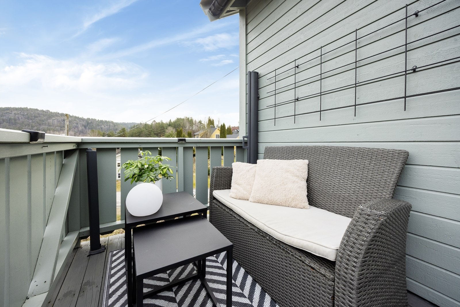 Leiligheten har veranda, med adkomst fra stuen. Verandaen har god plass til utemøbler. Galleribilde