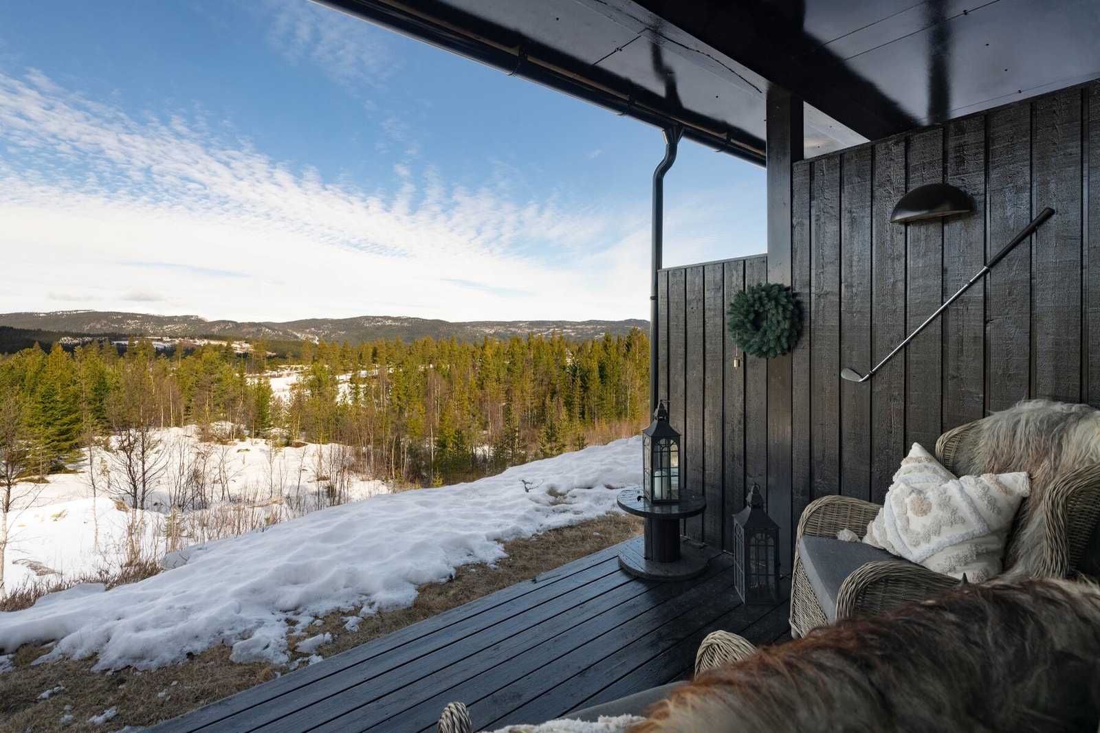 Utsikt fra overbygd terrasse med skjermet og privat atmosfære. Galleribilde