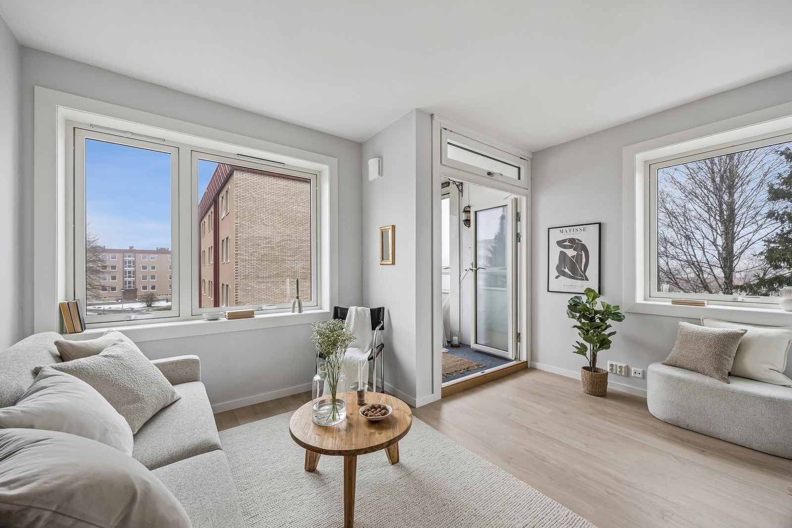 Fra stuen kan du tre ut på en sørvestvendt innglasset balkong på ca 4 m². Galleribilde