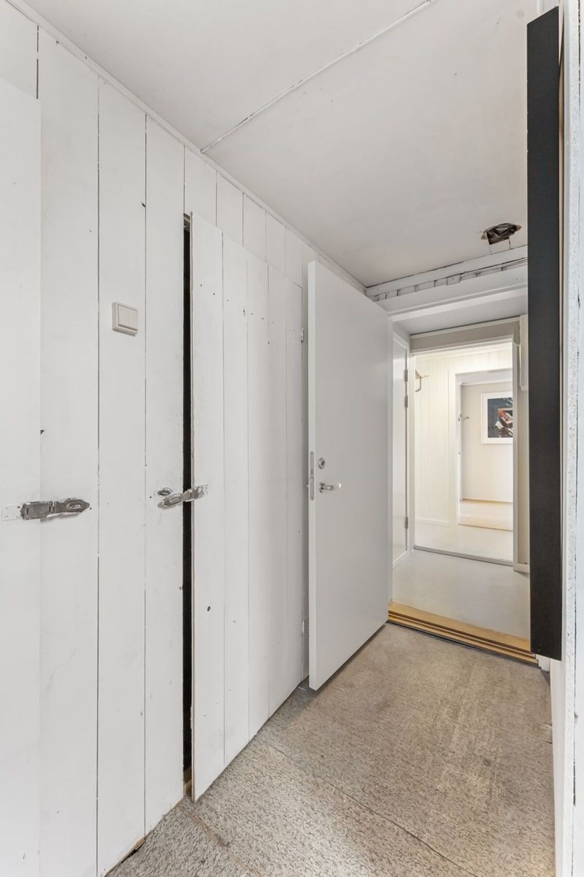 Bodarealet er innlemmet i seksjonen og kan innredes som bod/lagring eller evt. bygges om til oppholdsrom dersom ønskelig. (Bruksendring forutsetter søknad om dette.) Galleribilde