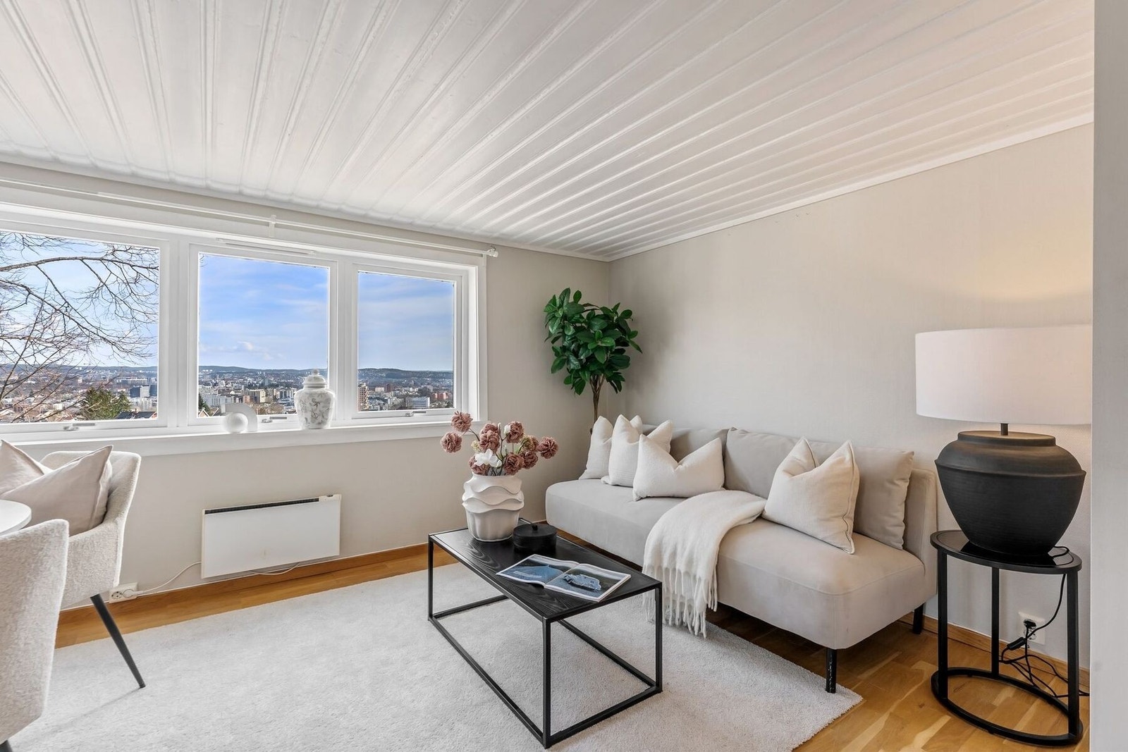 Vinduene i stuen vender mot syd, og slipper inn rikelig med naturlig dagslys. Galleribilde