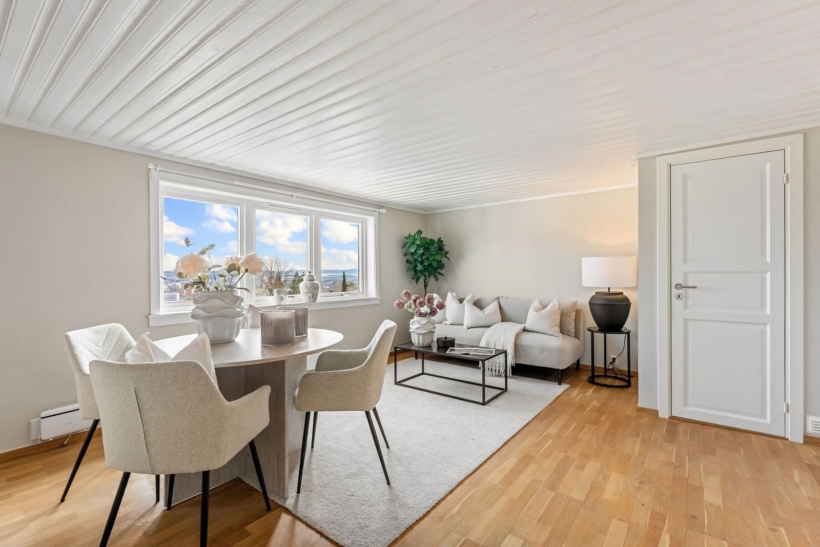 Stuen er lys og åpen, med god romfølelse. Galleribilde