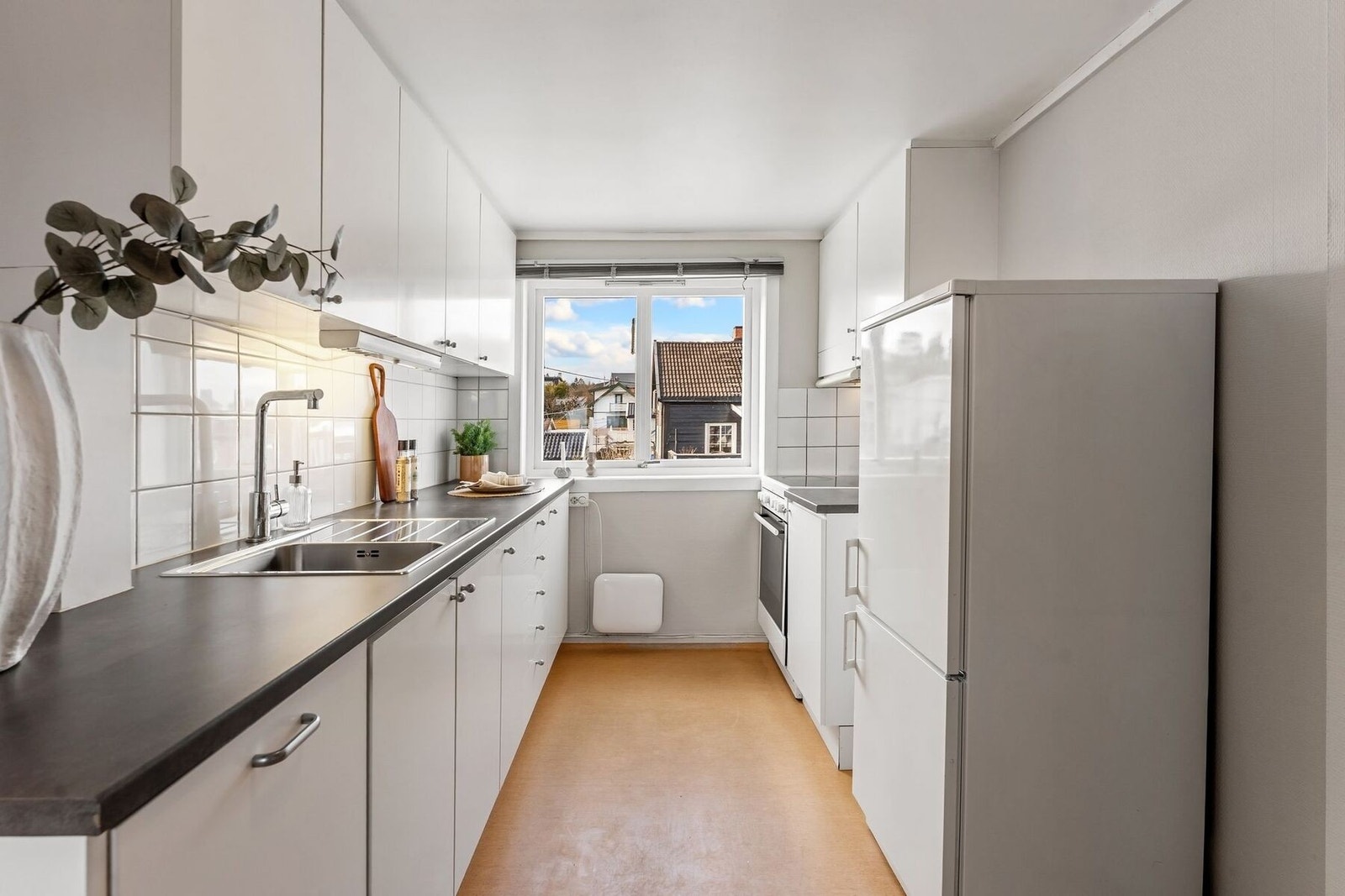 Ved flytting av kjøkken kan dette bli et fint soverom / kontor. Galleribilde