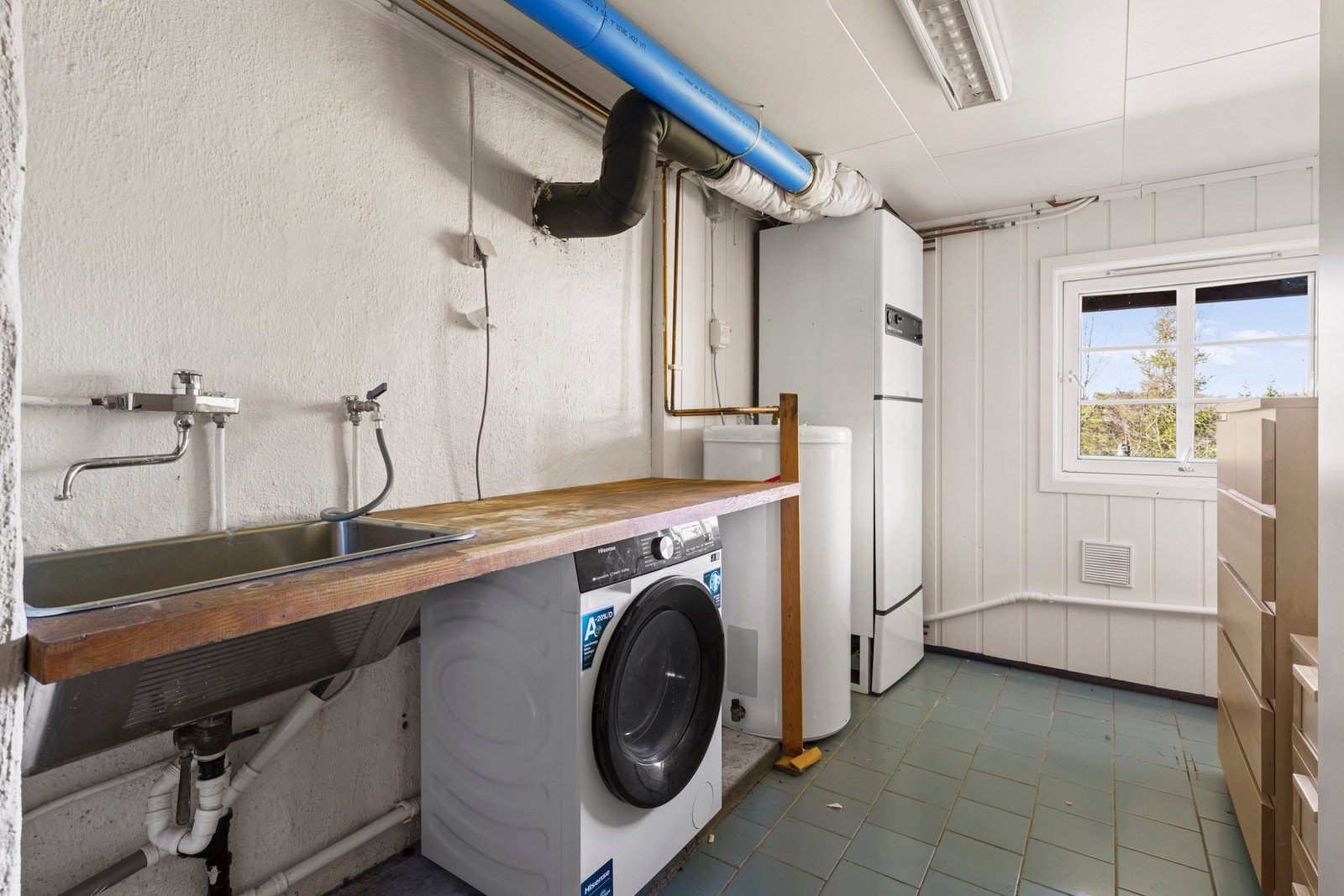 Vaskerommet er fra byggeår. Det er opplegg for vaskemaskin. Galleribilde
