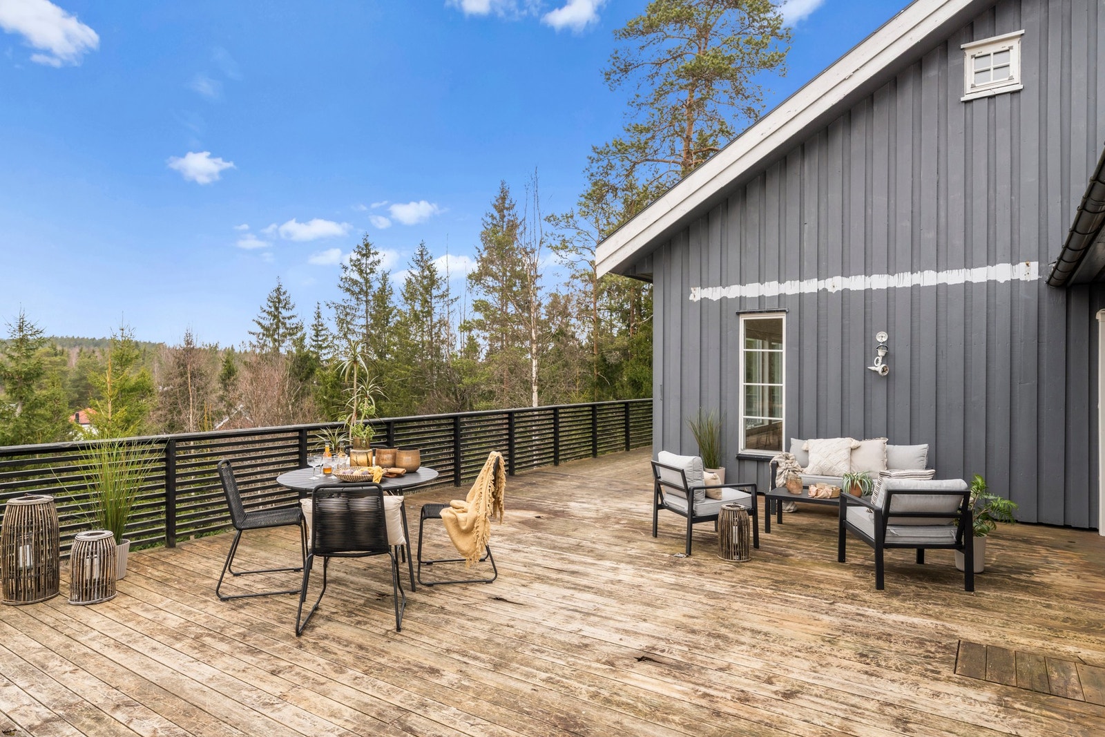 Terrasse med god plass til utemøbler, perfekt for avslapning og sosiale sammenkomster. Galleribilde