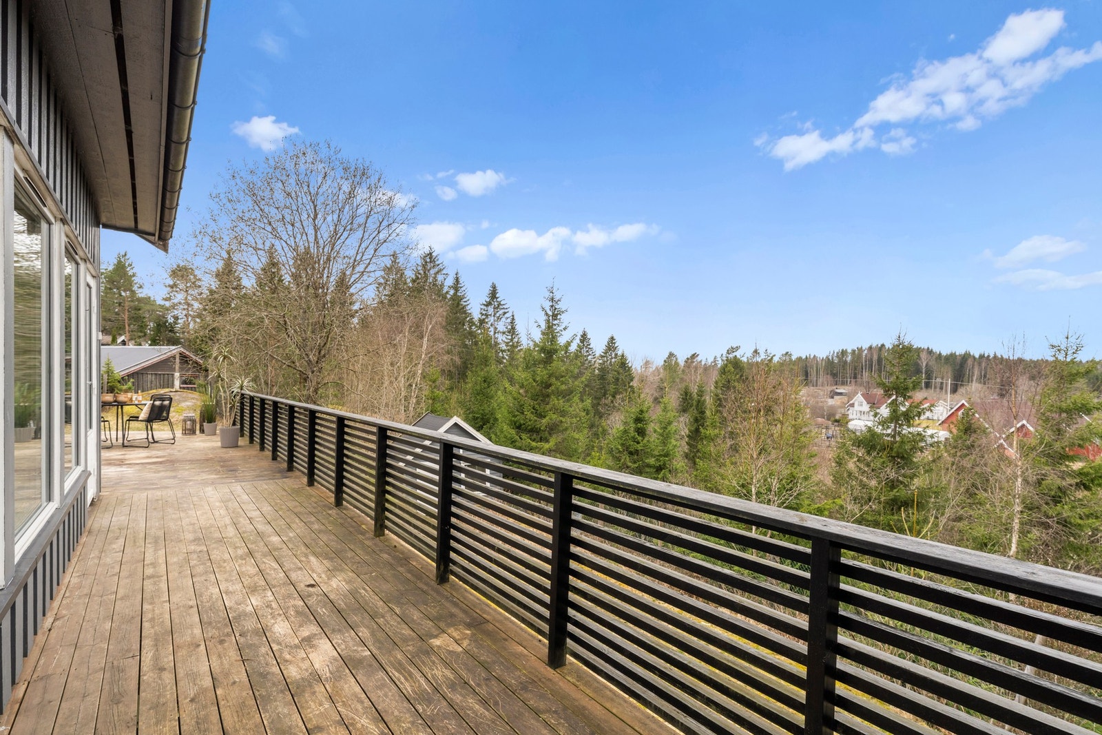 Terrassen er på ca. 66 kvm og er oppført i treverkskonstruksjon med imp. terrassebord. Galleribilde