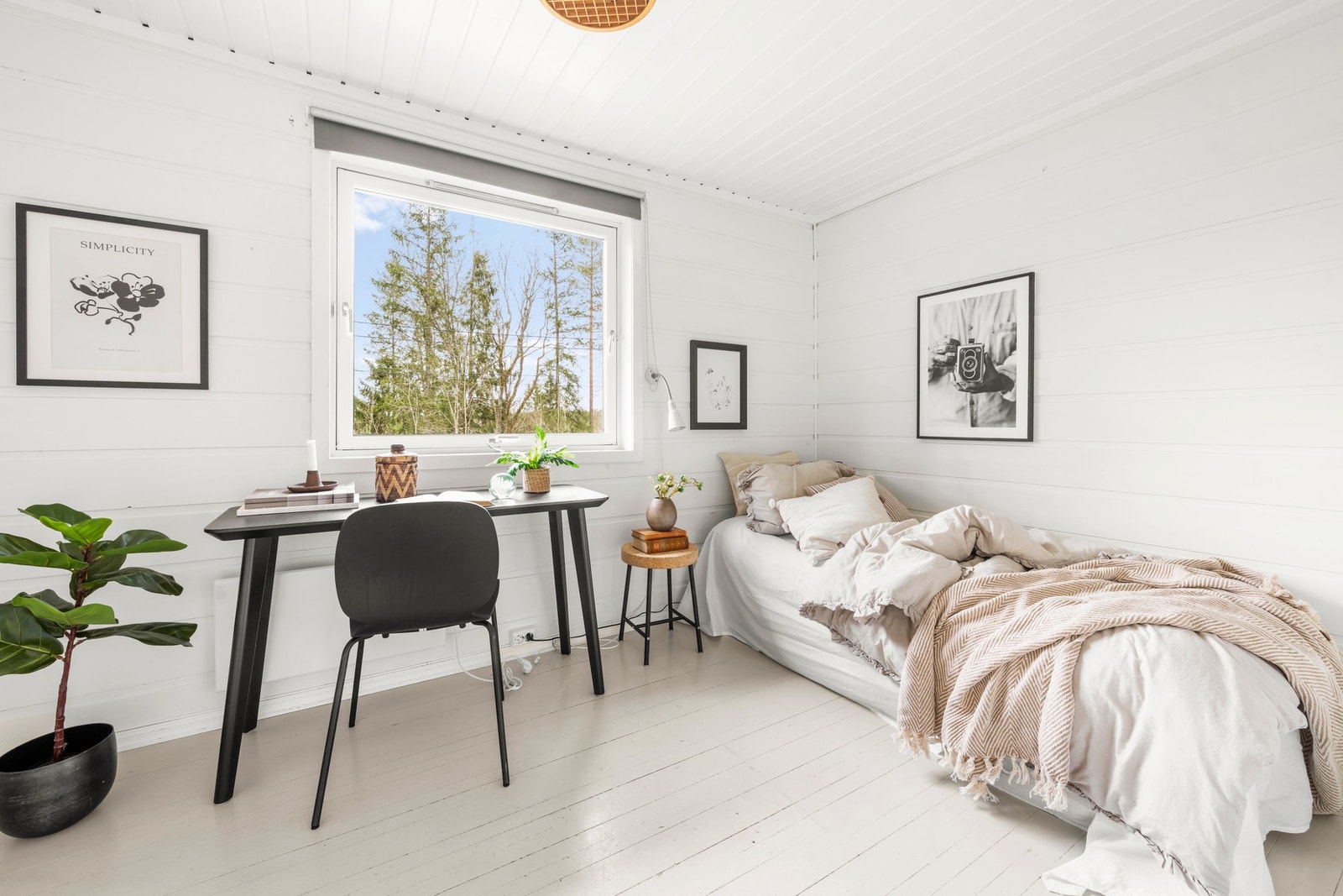 Soverom 1 i første etasje med plass for seng, nattbord og skrivebord. Galleribilde