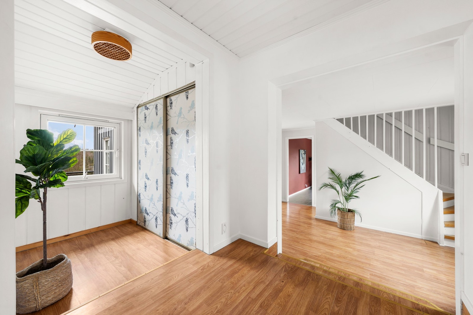 Praktisk inngangsparti som leder videre til garderobeskap, WC, dusjrom og 2 soverom. Galleribilde