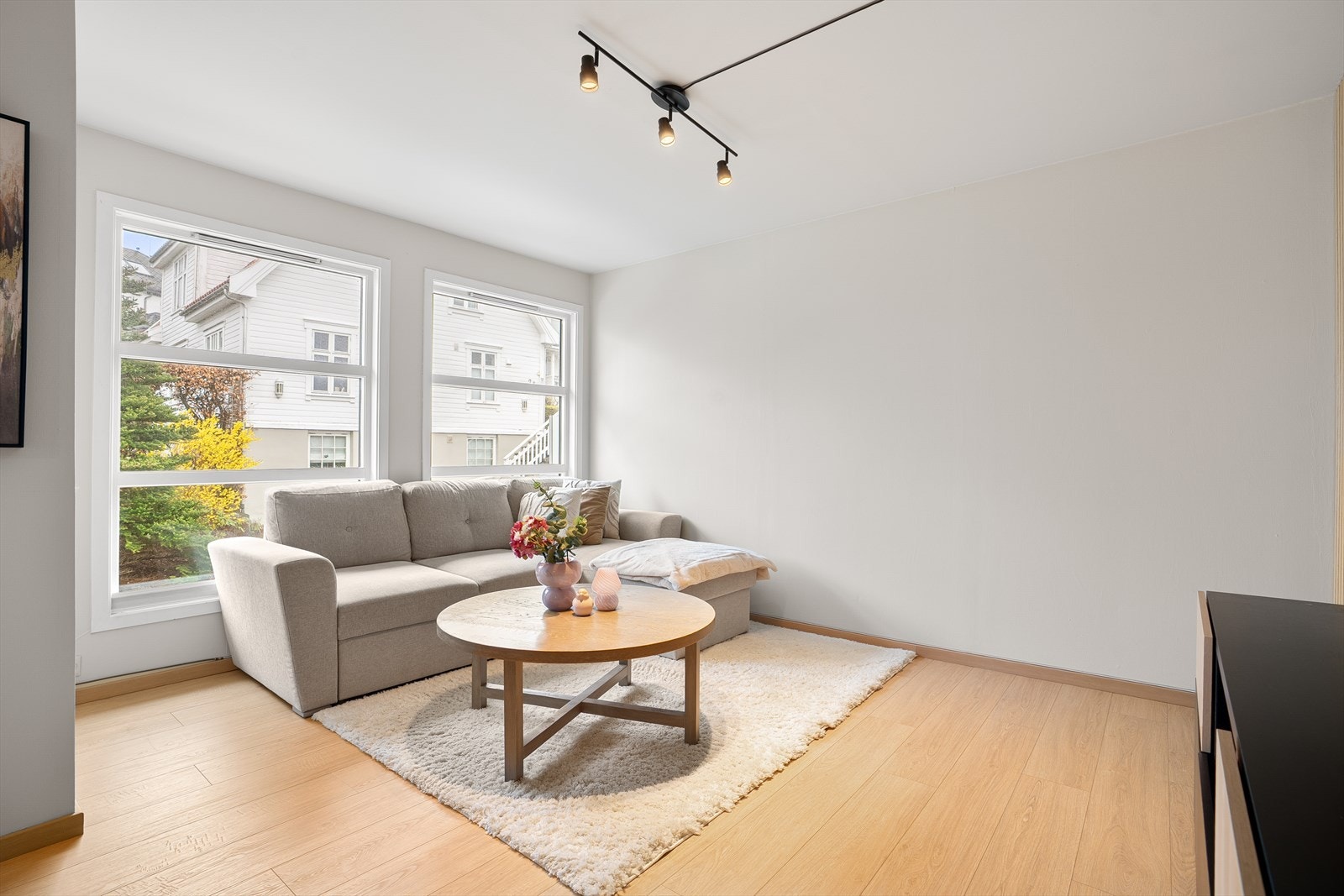 Stuen ligger i åpen og sosial løsning med god plass til både sittegruppe og tv-seksjon. Laminat på gulv og listefritt mot himling. Galleribilde