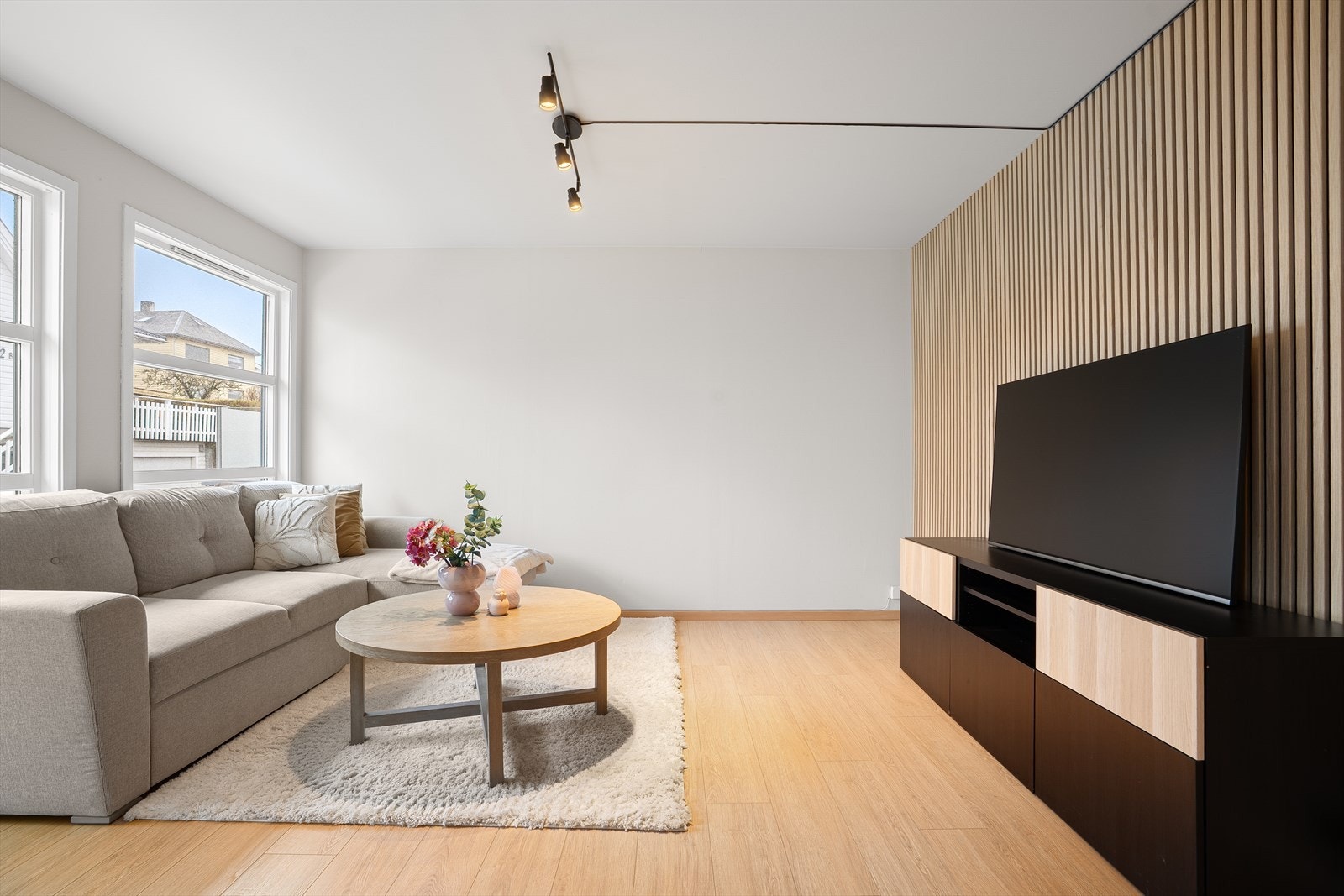 Her har du en lys og gjennomført leilighet med moderne standard, hvor det er lagt vekt på fine detaljer som sørger for et bra helhetsinntrykk. Galleribilde