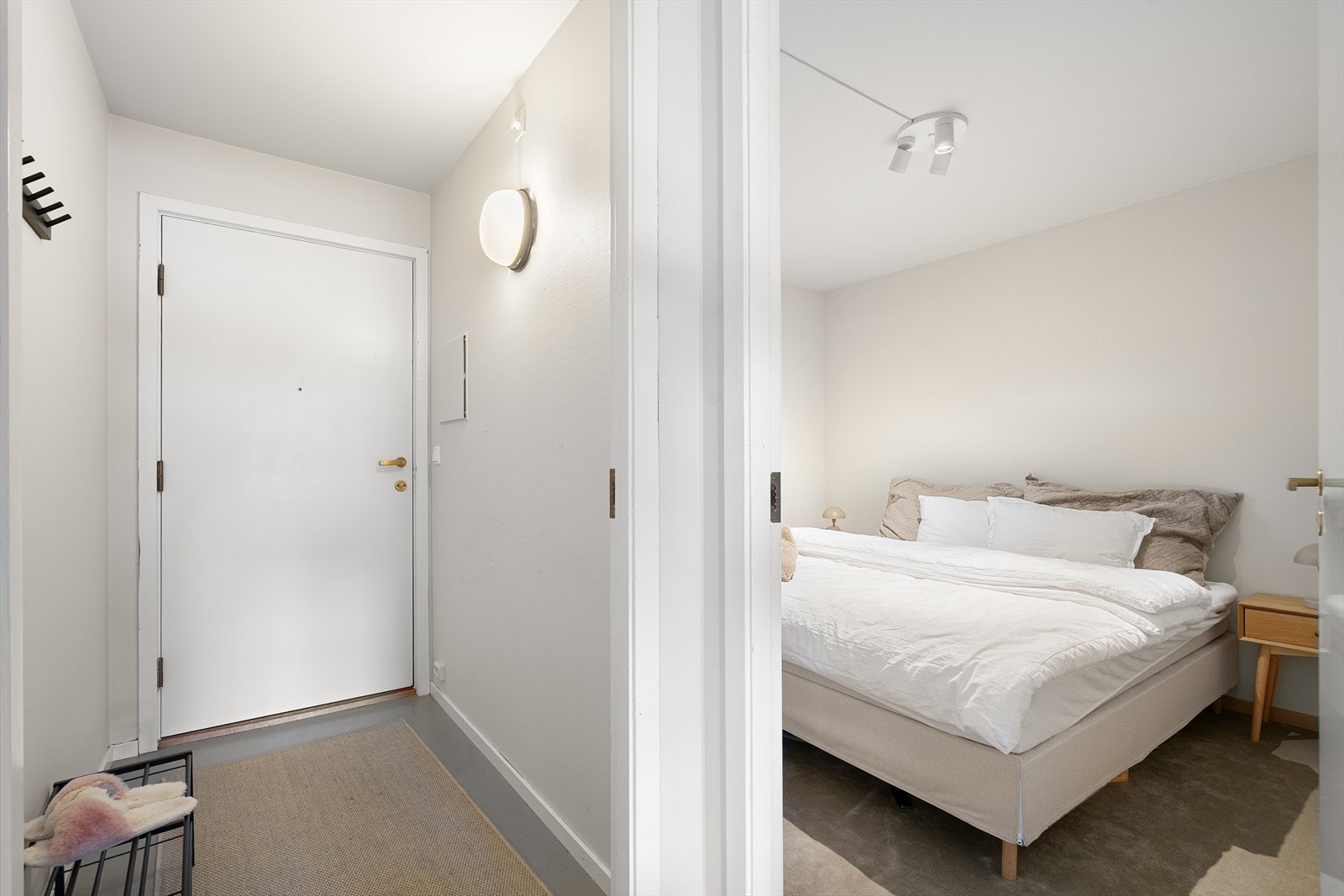Plass til å henge fra seg yttertøy i entré. Galleribilde