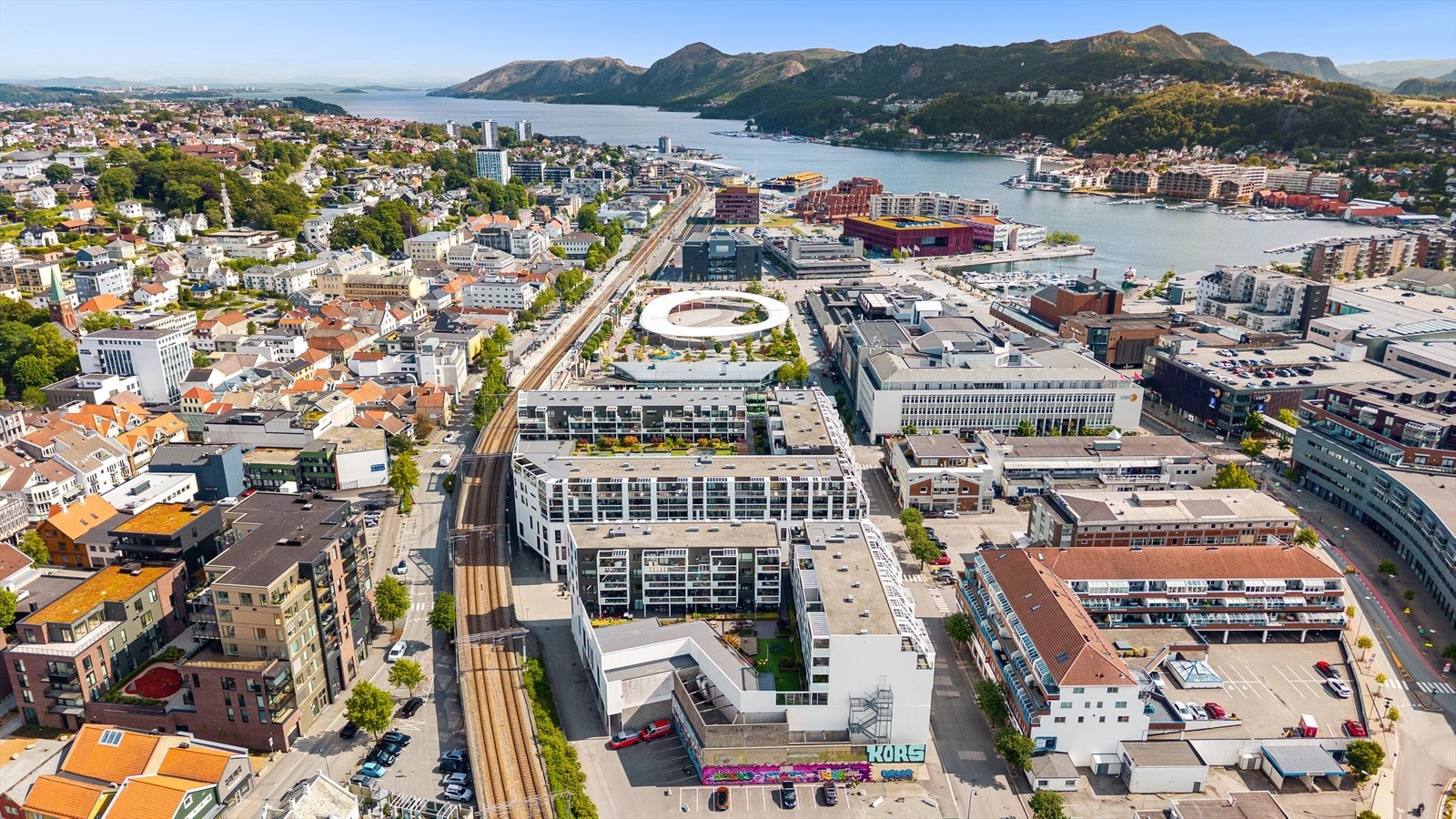 Sandnes sentrum byr på en rekke ulike opplevelser, som kafeer, uterestauranter, kino og festivaler. Her har du med andre ord det du skulle trenge for å trives i lang tid. Galleribilde
