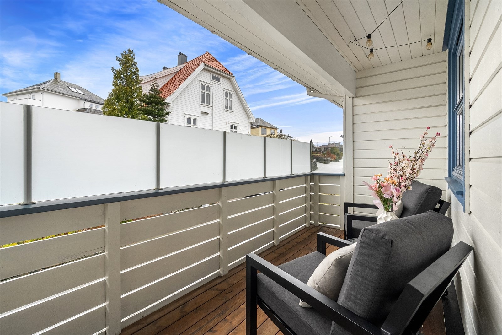 Fra kjøkken har man tilkomst til en overbygget, sør-vestvendt balkong på 7m². Galleribilde